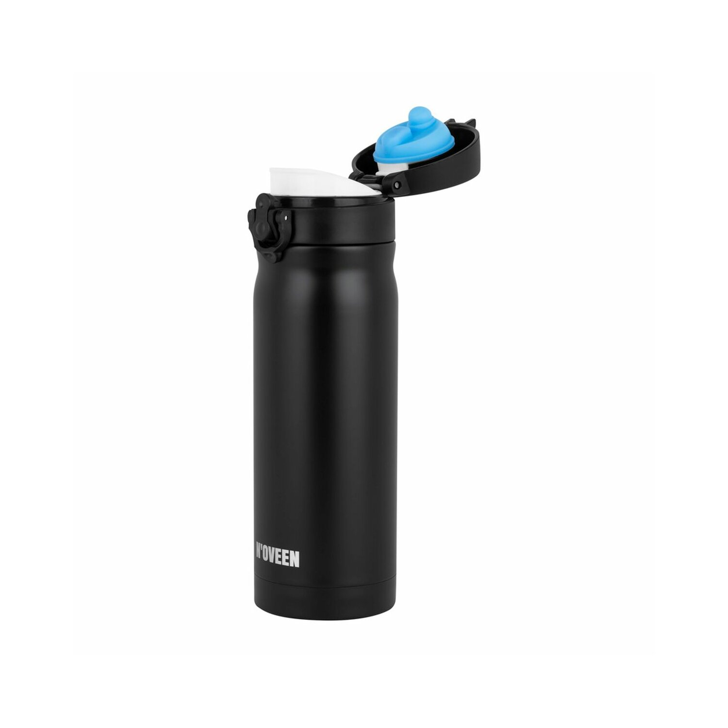 Schwarze und silberne isolierte Wasserflasche mit blauem Deckel. Der Deckel ist offen. Der Markenname ist sichtbar.
