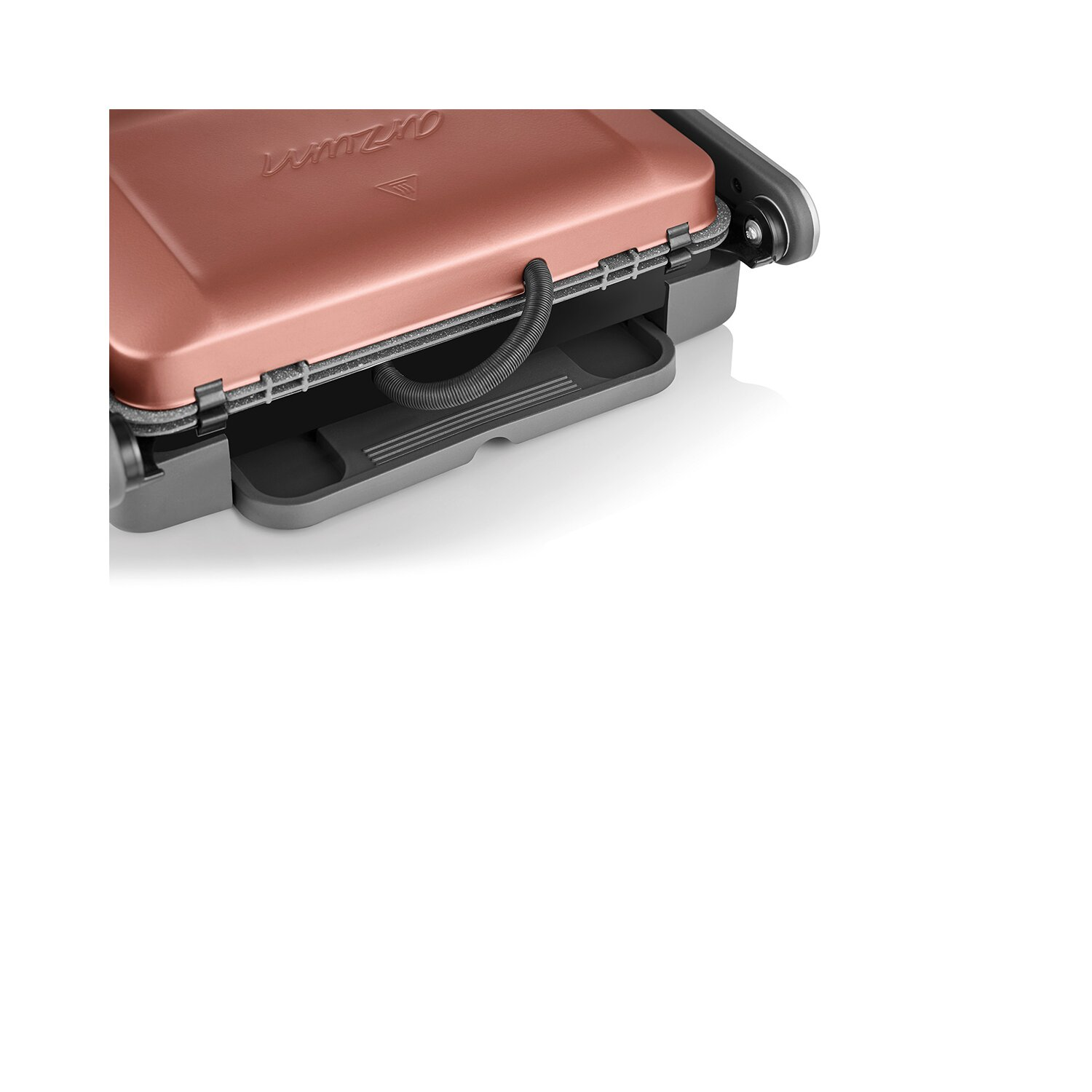 Roségoldfarbene Panini-Presse, teilweise geöffnet. Oberseite roségold, Unterseite grau.