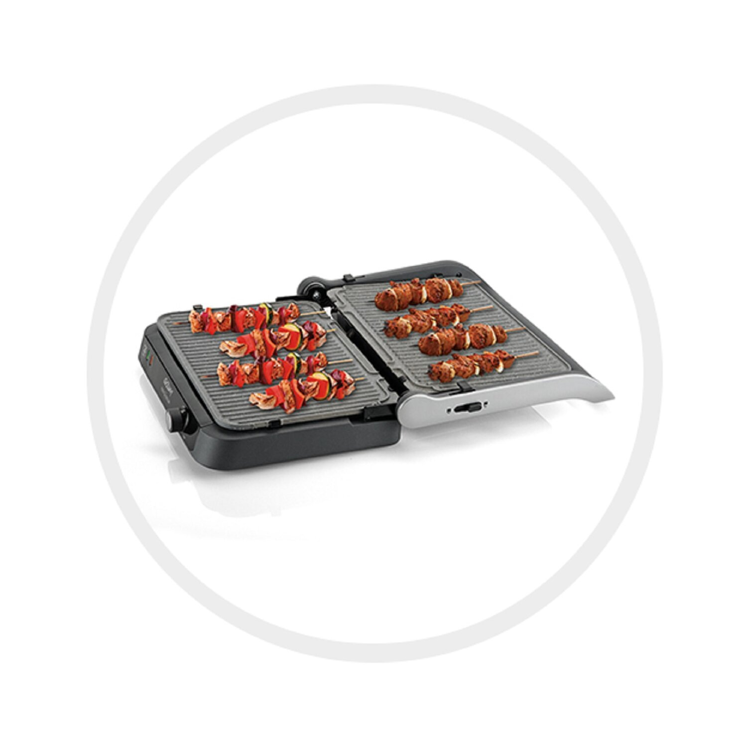 Elektrischer Grill mit Kebabs. Gegrilltes Essen auf beiden Seiten sichtbar.