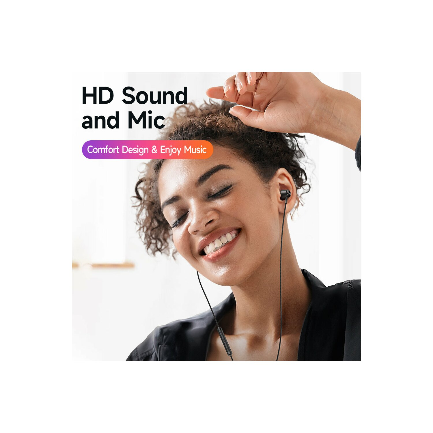 Frau mit Ohrhörern, lächelnd, vor verschwommenem Hintergrund. Text: HD Sound und Mikrofon, Komfort-Design & Musik genießen.