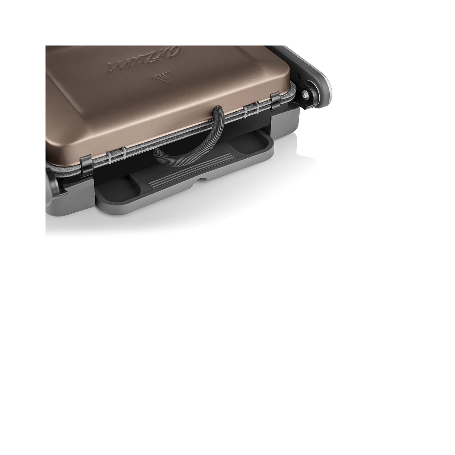 Metallic Toaster mit Griff und zwei Fächern. Weißer Hintergrund.