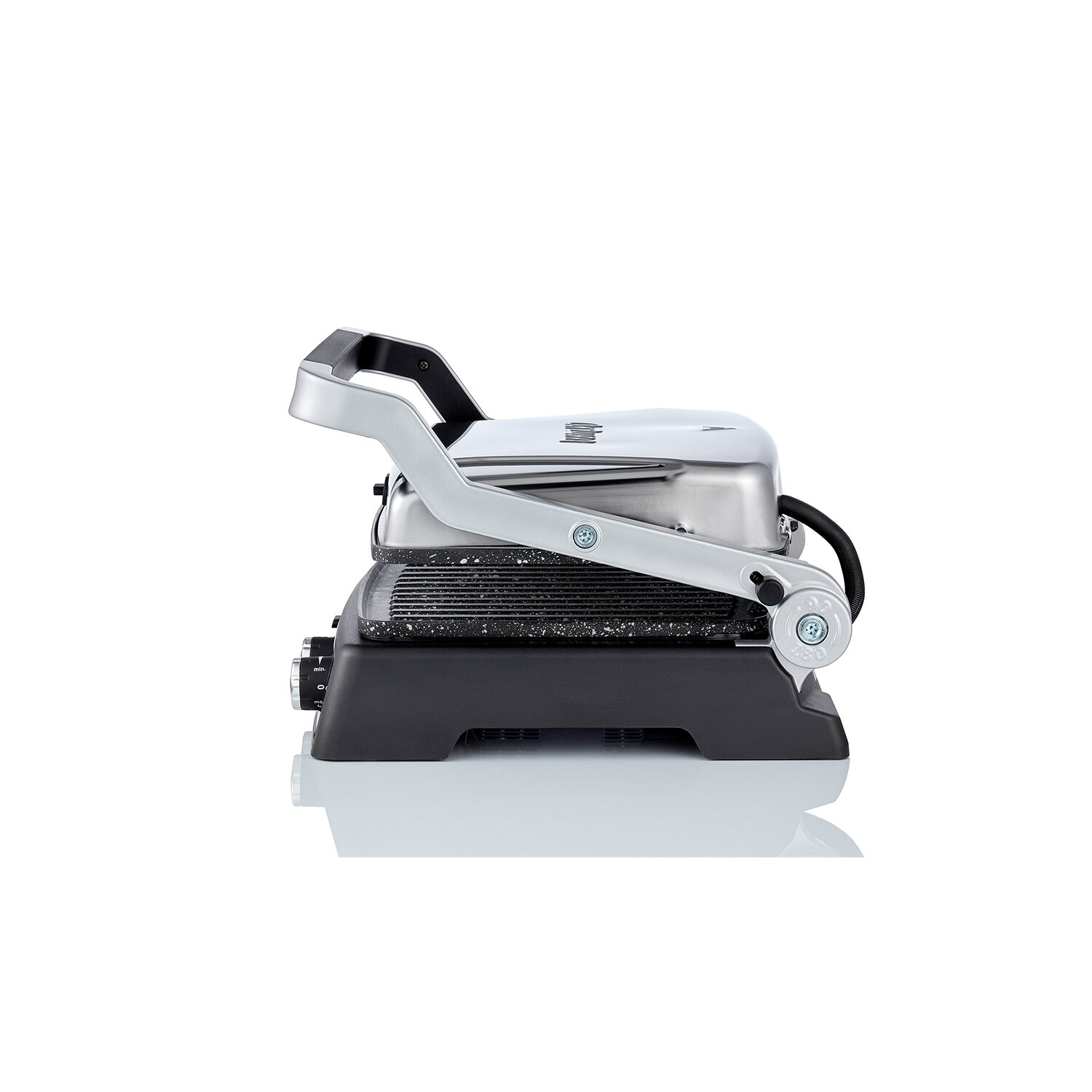 Silberner Panini-Grill mit schwarzem Sockel, offen, zeigt die Grillfläche und den Griff.