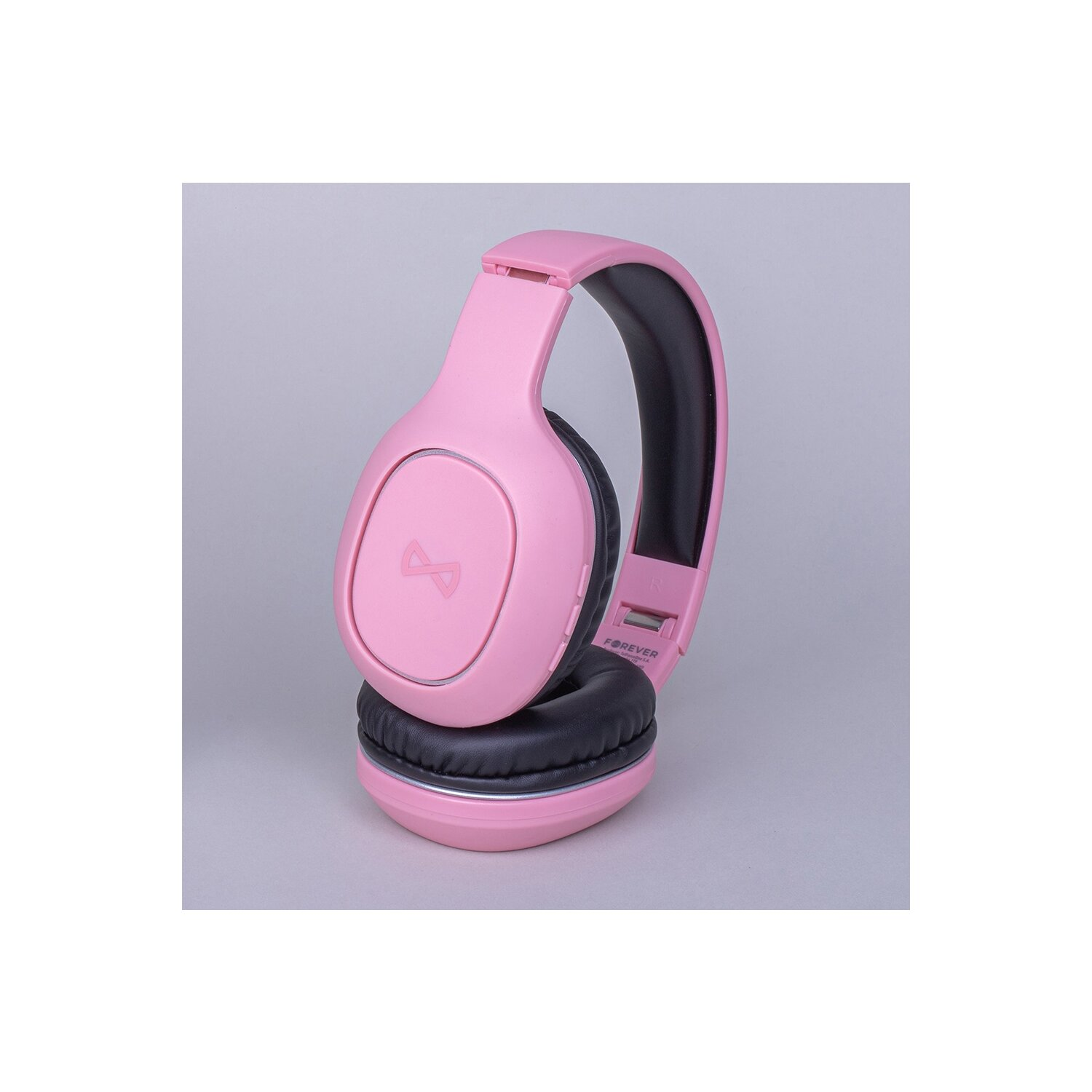 Rosa Over-Ear-Kopfhörer mit schwarzem Bügel und Ohrmuscheln, auf hellgrauem Hintergrund.