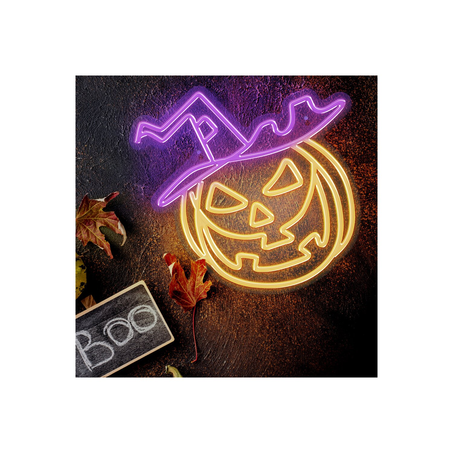 Neon-Kürbis- und Hexenhut-Halloween-Dekoration mit 'BOO'-Schild und Blättern.
