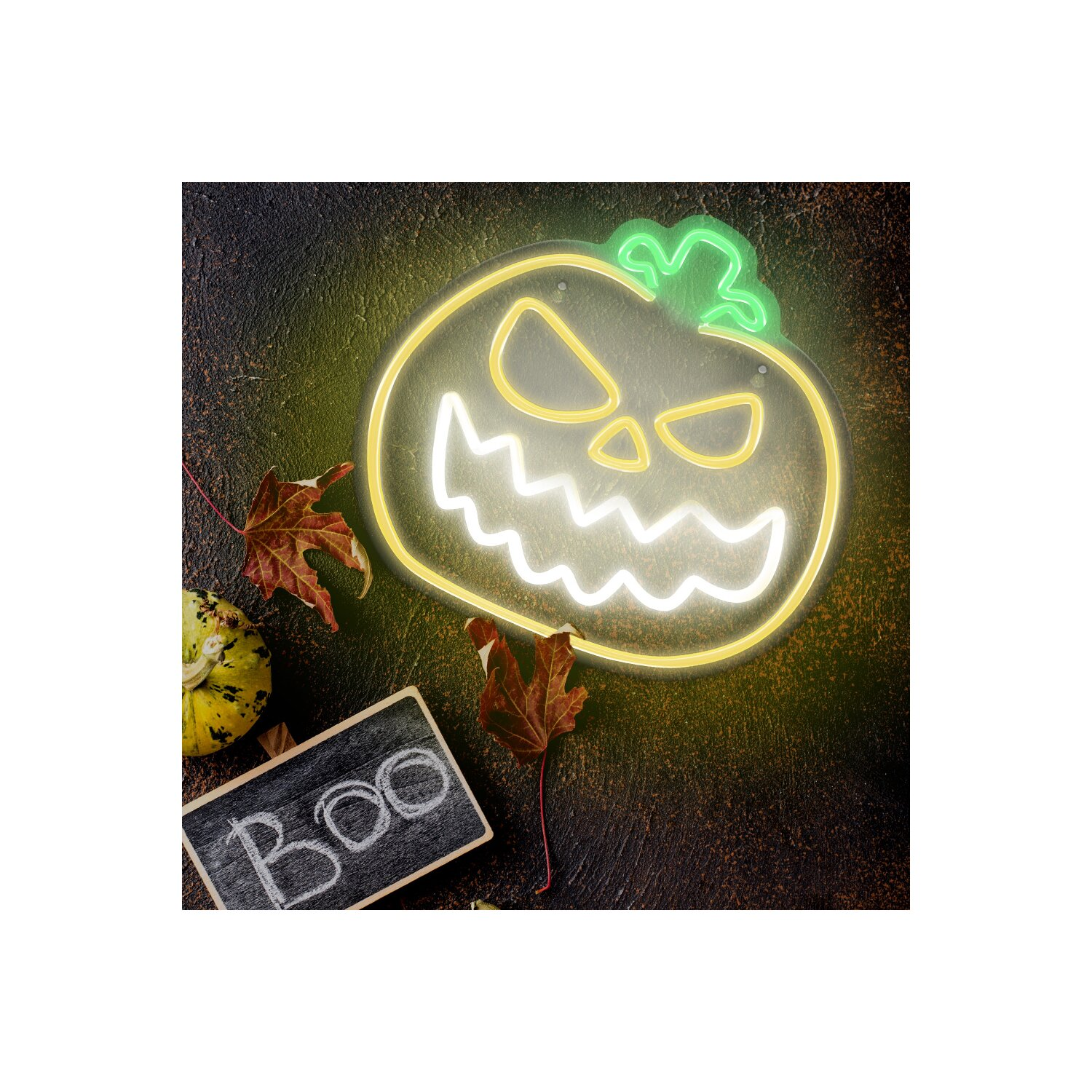 Neon-Kürbis-Halloween-Dekoration mit 'Boo'-Schild und Herbstblättern auf dunklem Hintergrund.