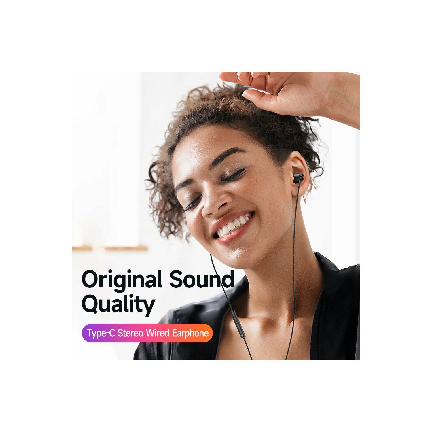 Una donna con auricolari neri, sorridente. Il testo 'Original Sound Quality' è presente.