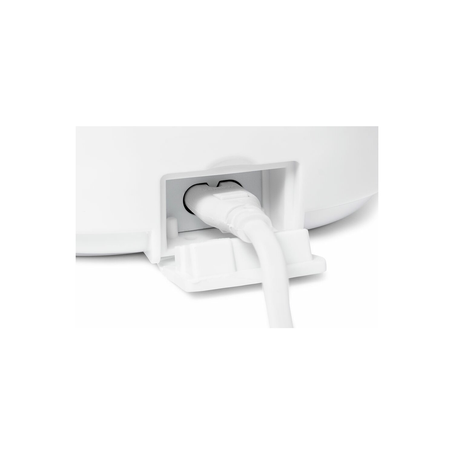 Nahaufnahme des Netzsteckers eines weißen Geräts mit weißem Kabel.