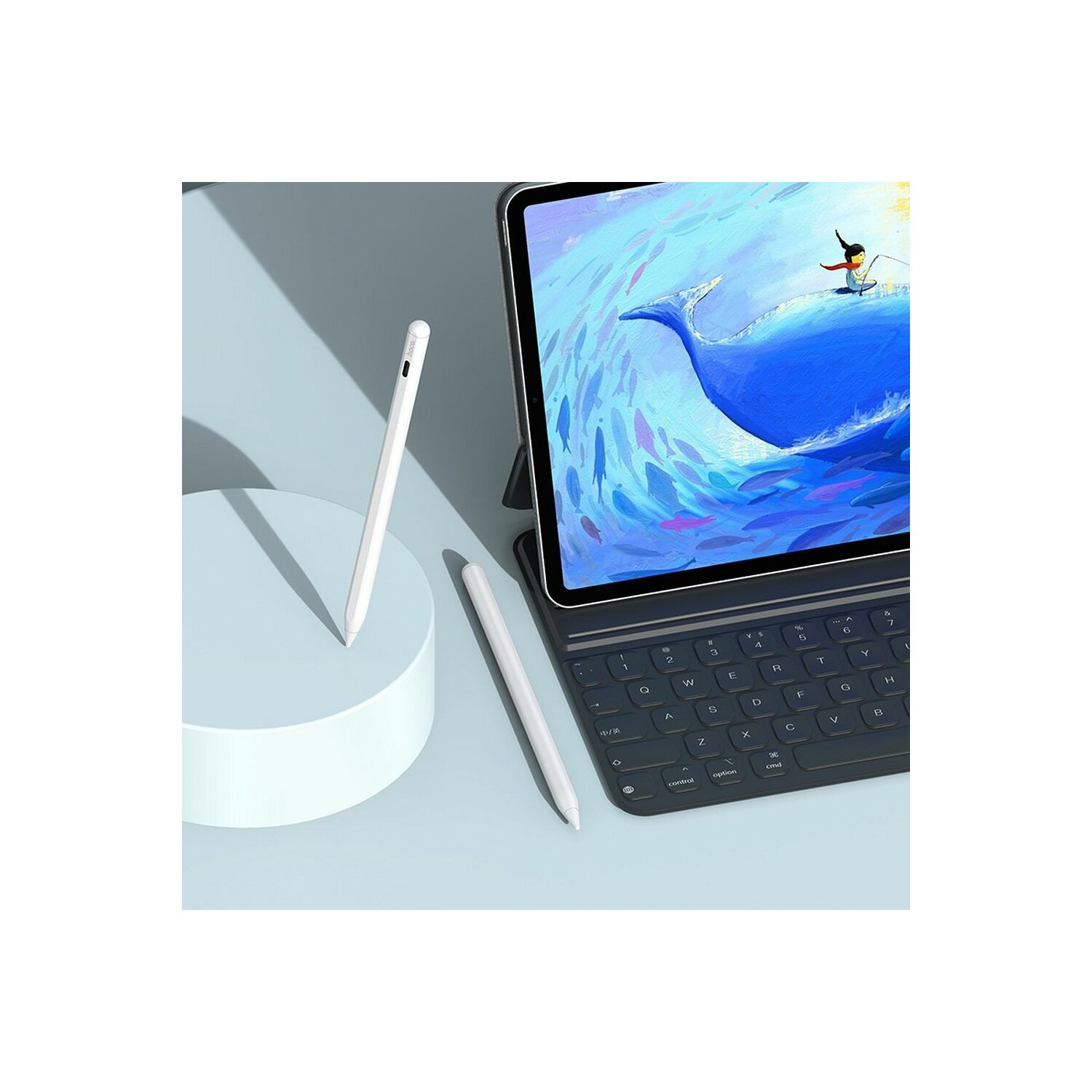 Ein weißer Stift und ein Tablet mit angeschlossener Tastatur. Auf dem Bildschirm eine Zeichnung eines surfenden Wals.