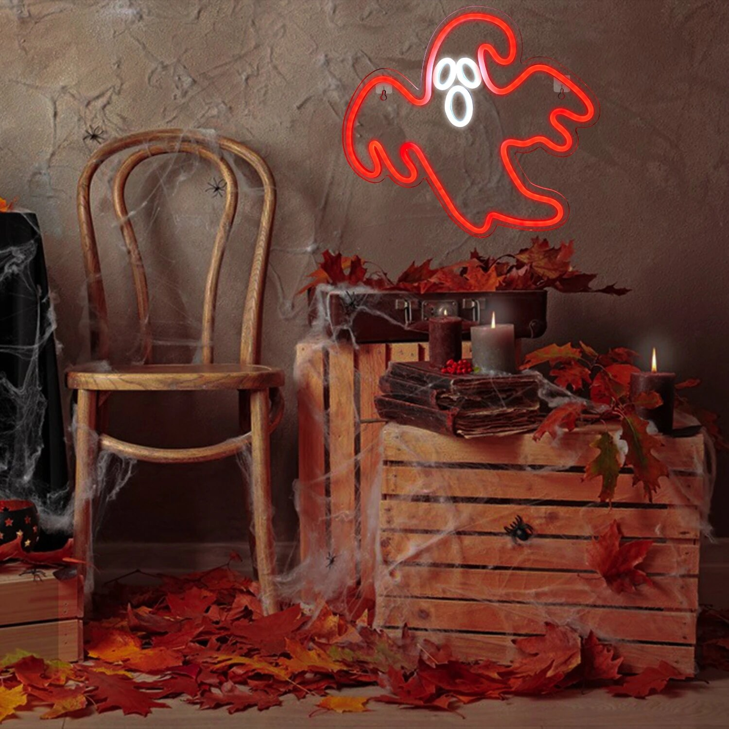 Halloween-Szene mit Geister-Neon-Schild, Holzkisten, Herbstlaub und einem Stuhl.
