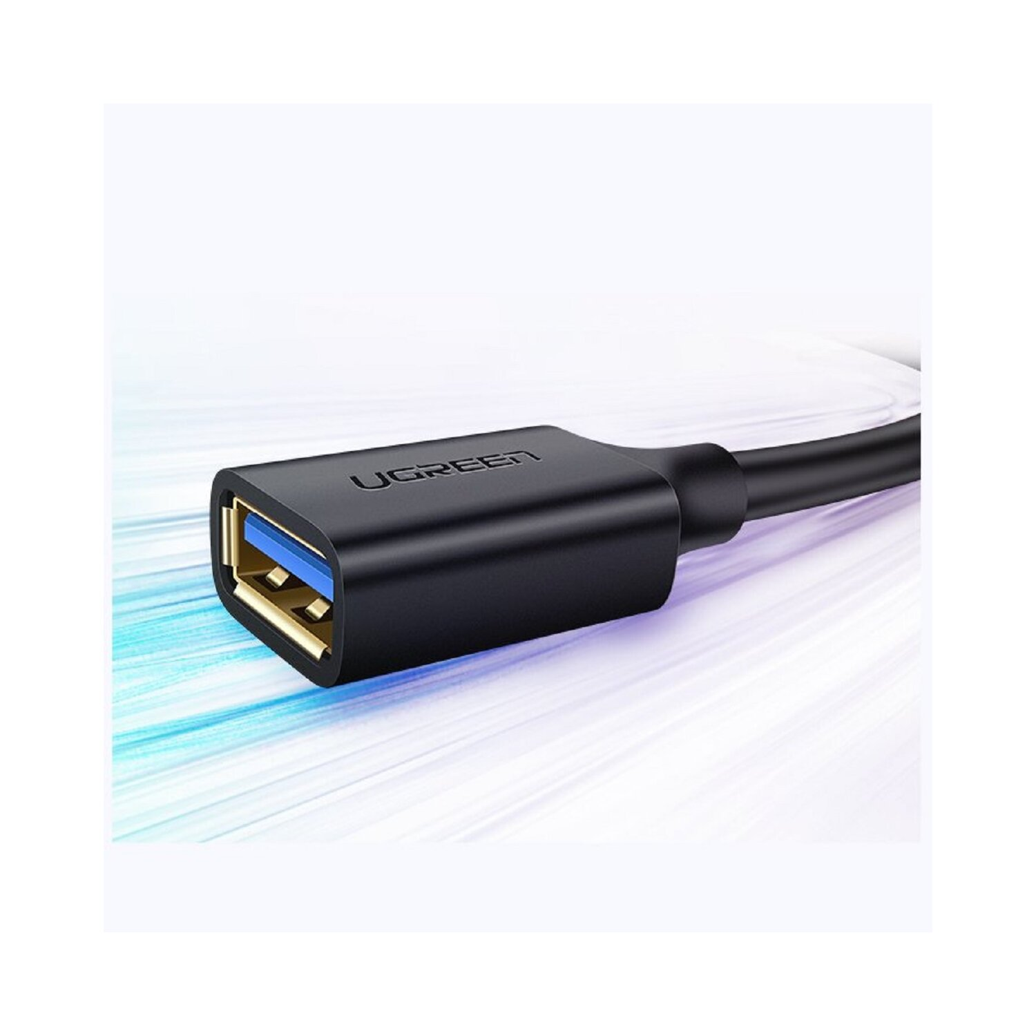 Czarny kabel adaptera USB z niebieskim portem, białe tło.