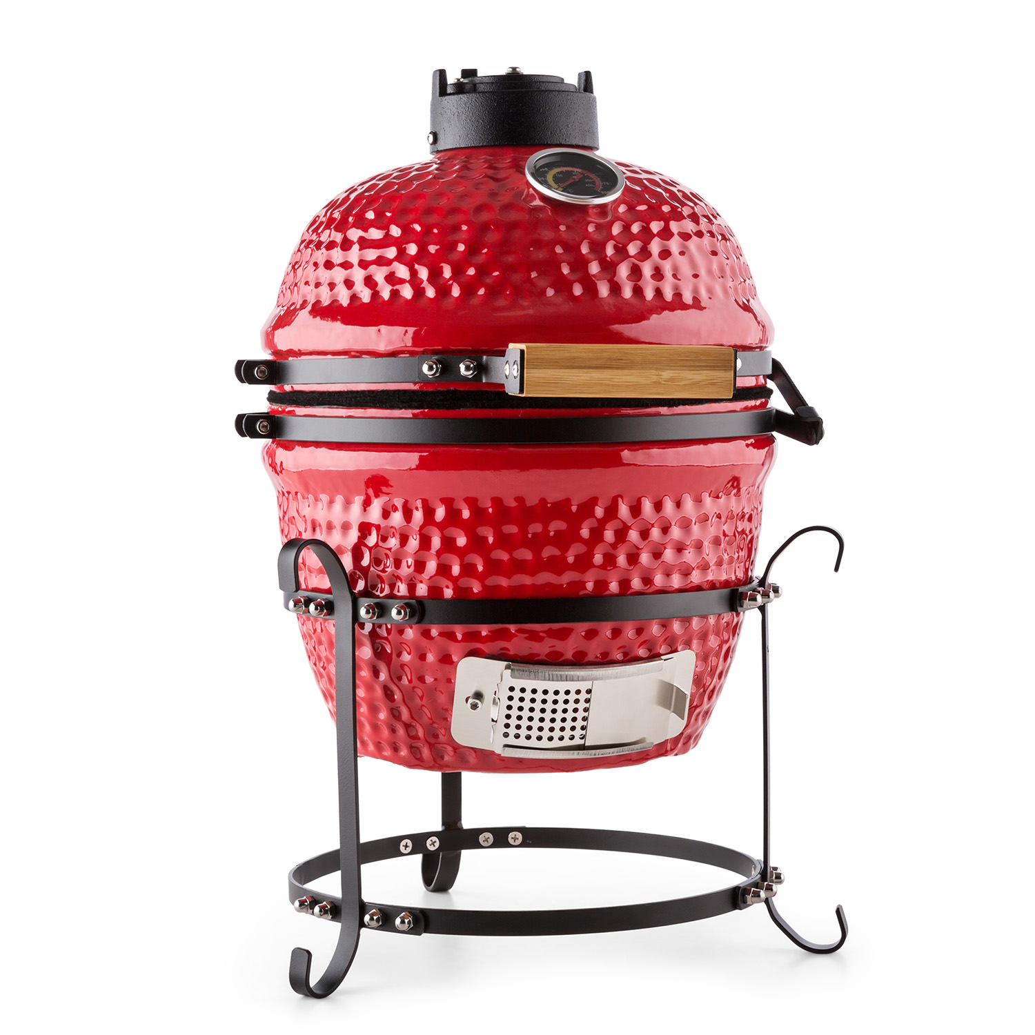 Grill Kamado rosso su un supporto nero. Ha un termometro e una maniglia in legno, su sfondo bianco.
