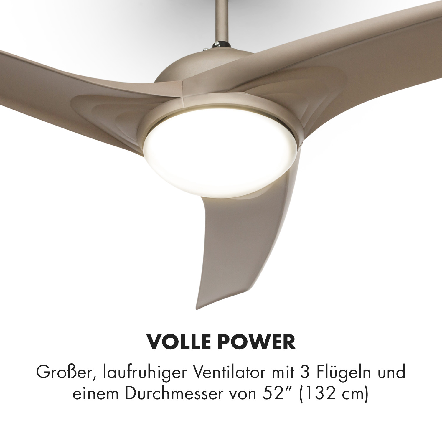 Ventilatore da soffitto a tre pale, beige, con luce intensa al centro, isolato su bianco.