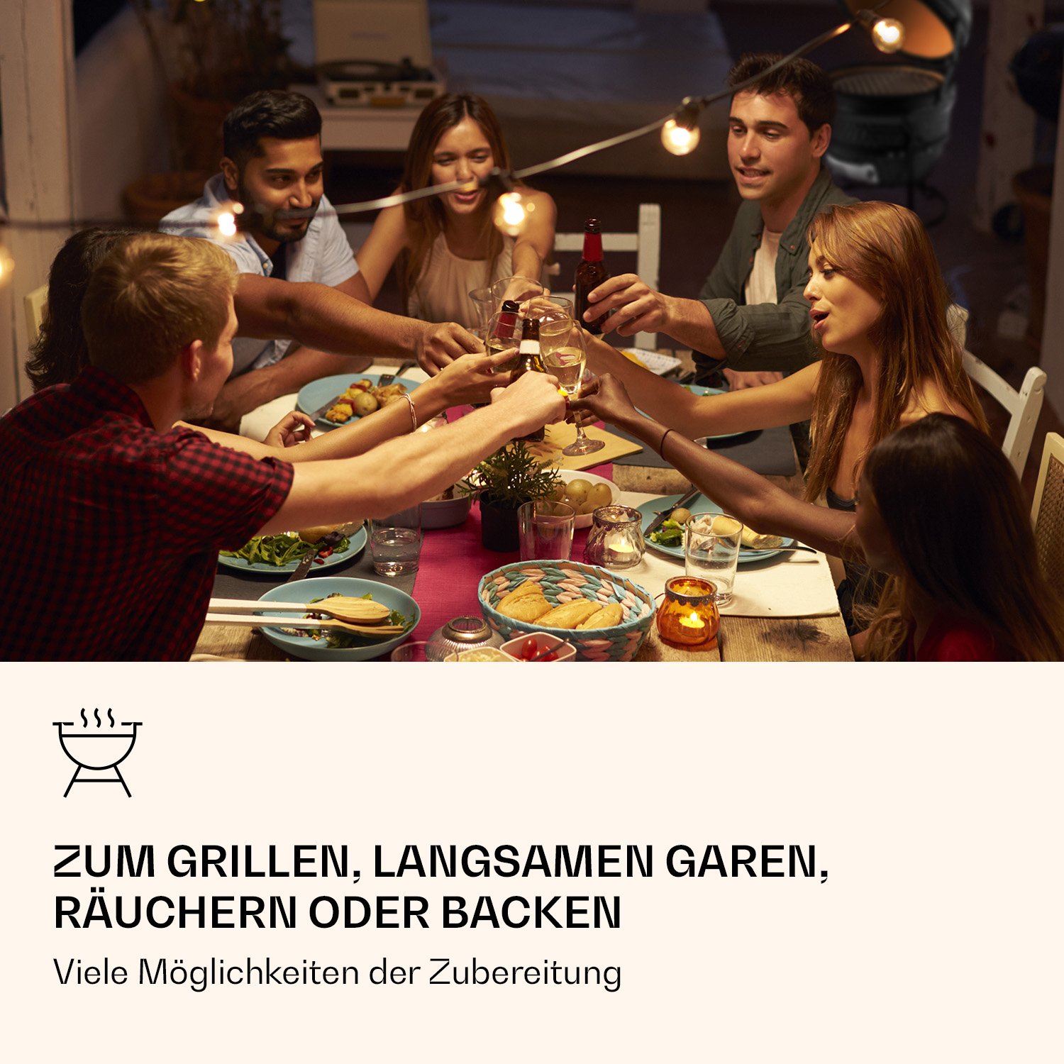 Gruppe von Leuten, die an einem Tisch auf Getränke anstoßen. Ein Grill befindet sich im Vordergrund.