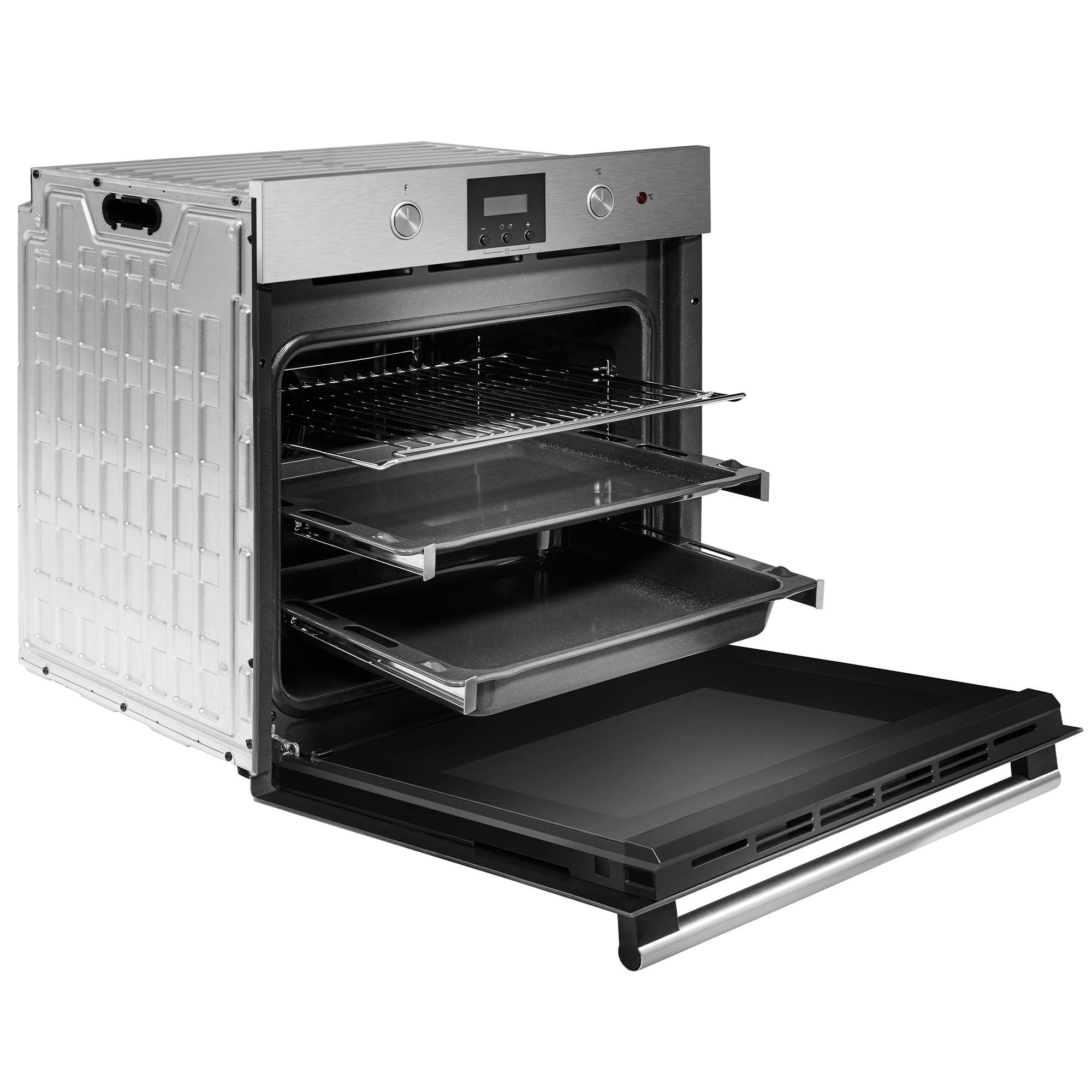 Backofen mit offener Tür, der das Innere mit Tabletts und Racks zeigt.