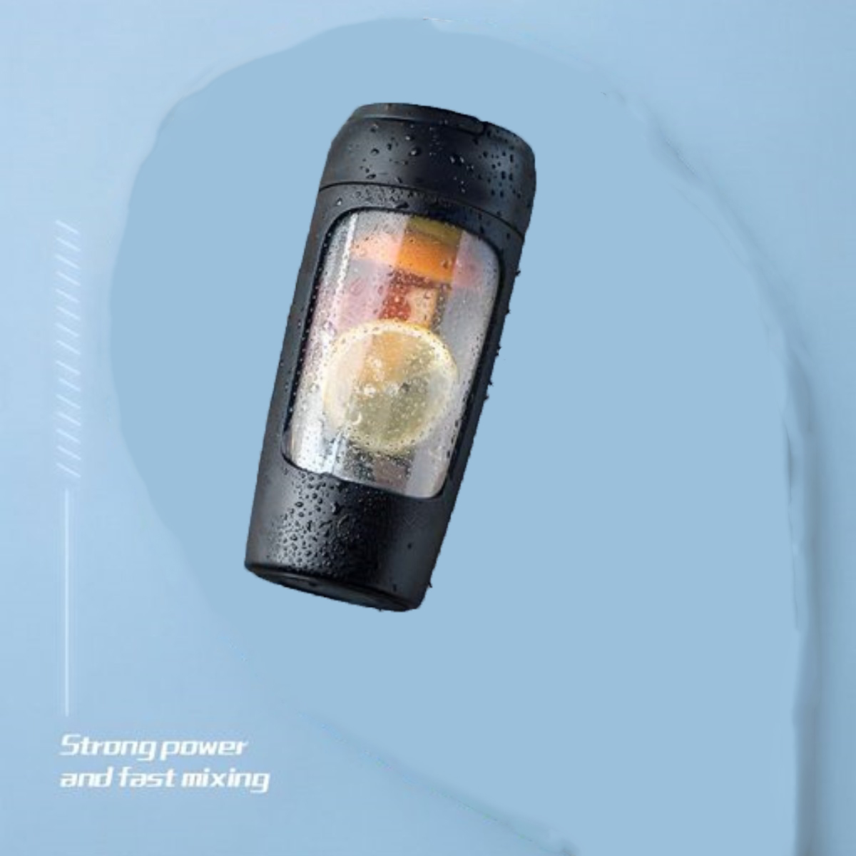 Eine schwarze Wasserflasche mit Früchten darin, auf blauem Hintergrund.