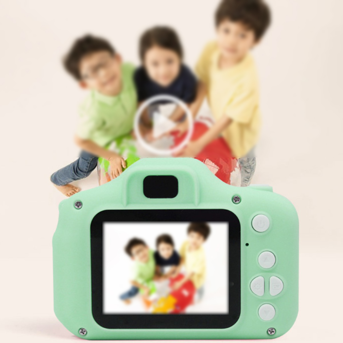 Una cámara de juguete verde muestra una foto borrosa de tres niños. La cámara es el punto focal de la imagen.