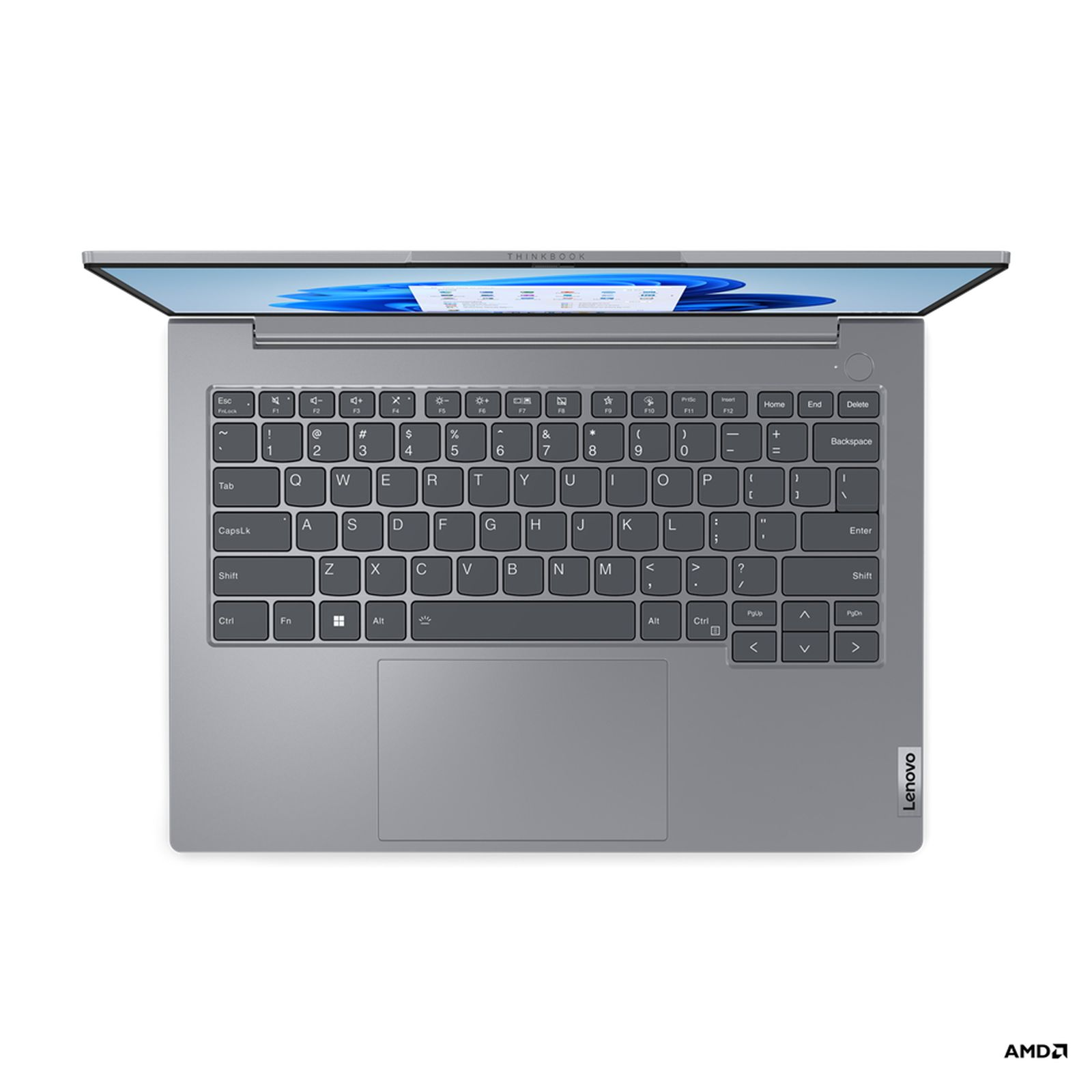 Ein silberner Laptop mit offenem Bildschirm, der ein Dokument anzeigt, Tastatur sichtbar, weißer Hintergrund.