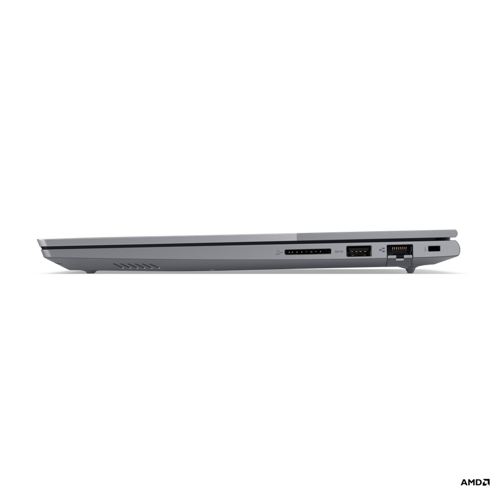 Seitenansicht eines grauen Laptops mit Anschlüssen. Der Laptop steht vor einem weißen Hintergrund. Das AMD-Logo ist sichtbar.
