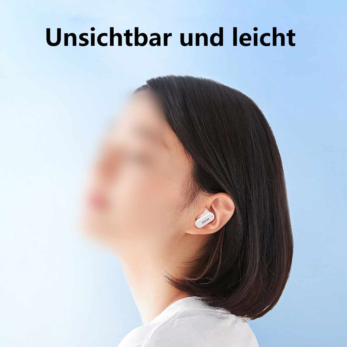 Frau mit Ohrhörern im Ohr, verschwommenes Gesicht, auf blauem Farbverlaufshintergrund, mit Text darüber.
