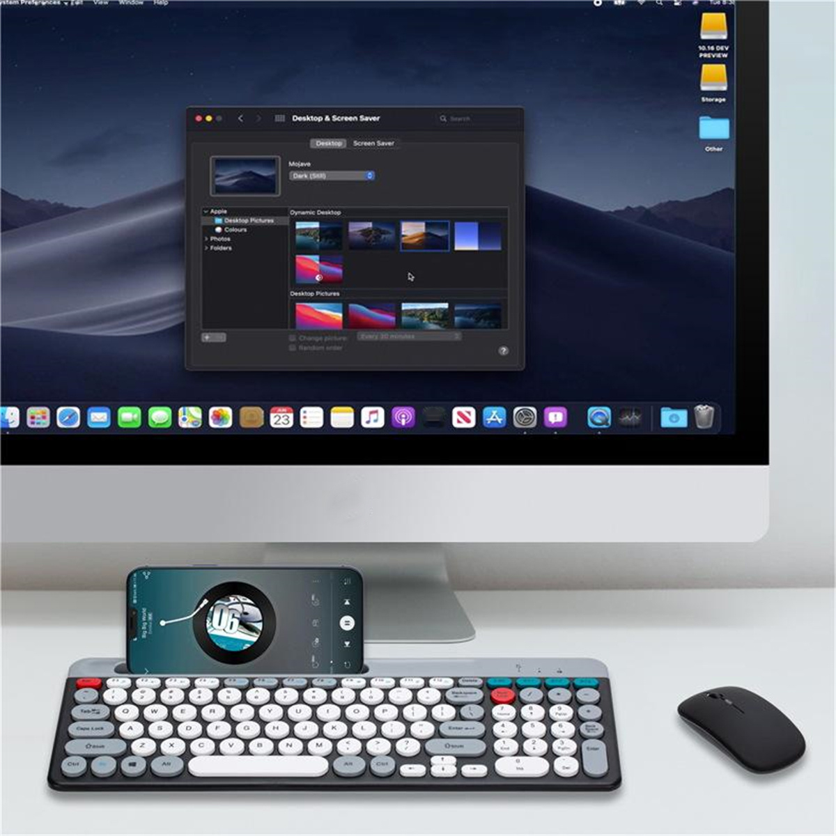 Computer-Setup mit Monitor, Tastatur, Maus und Telefonbildschirm.