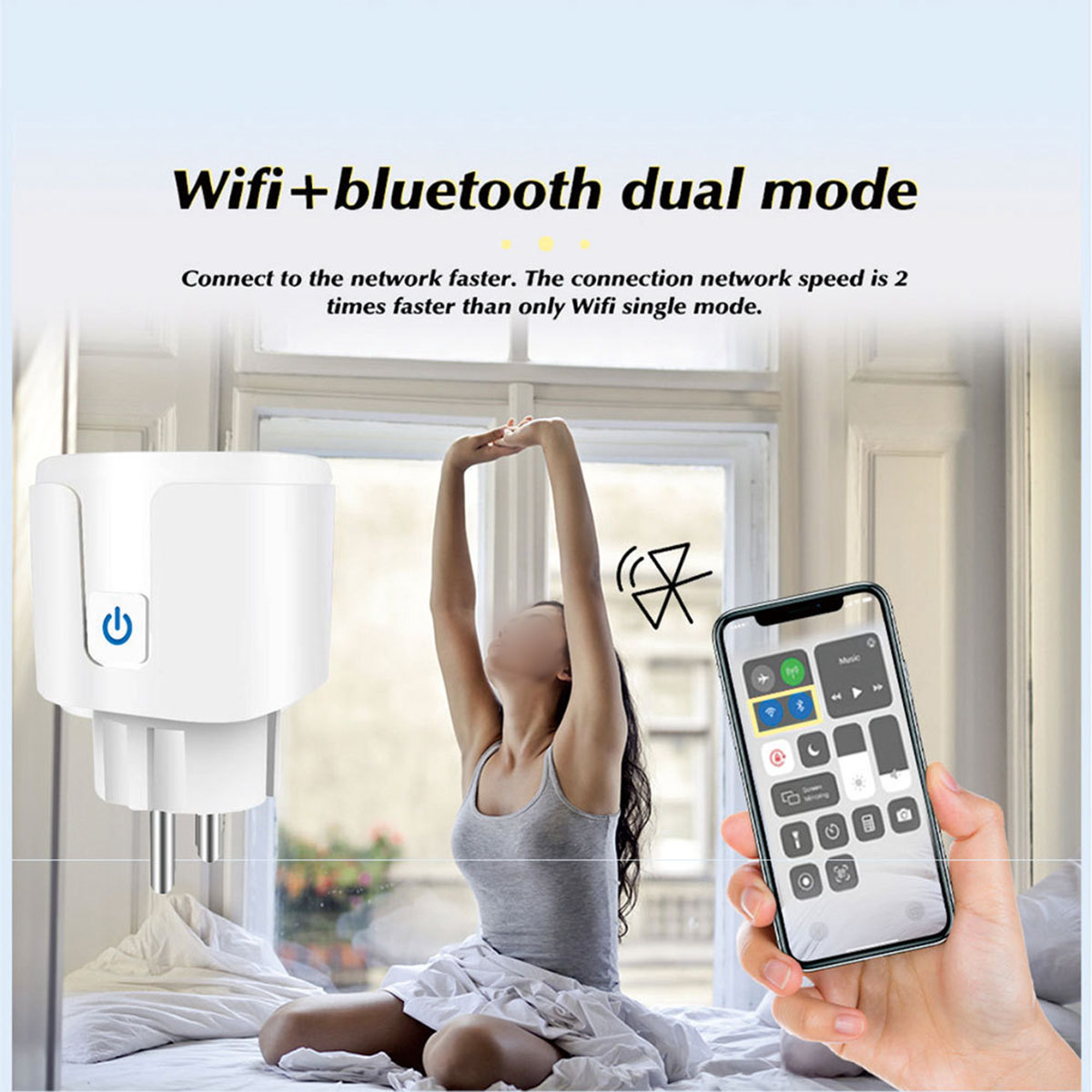 Weißer Smart-Stecker, Frau dehnt sich im Bett, Telefon zeigt App-Symbole. Text: WiFi+Bluetooth Dualmodus.