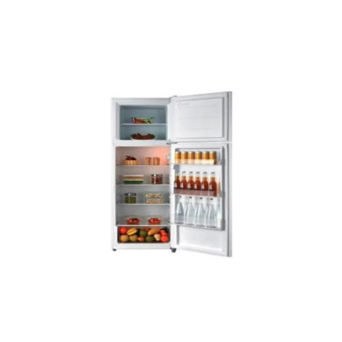Un refrigerador blanco con las puertas abiertas, que revela estantes llenos de comida y botellas.