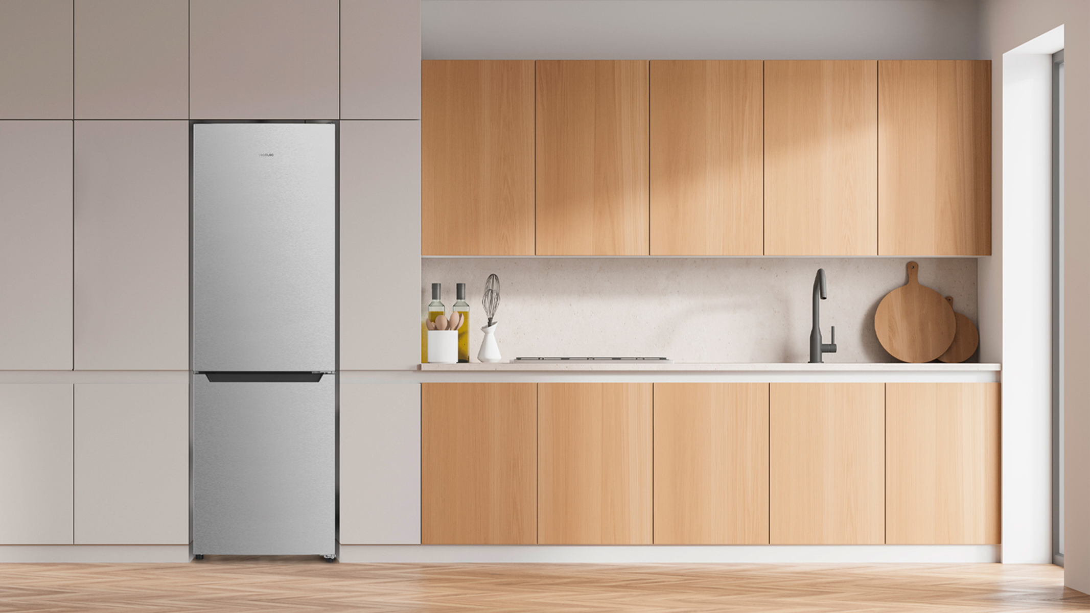 Nowoczesna lodówka ze stali nierdzewnej w otoczeniu kuchni.