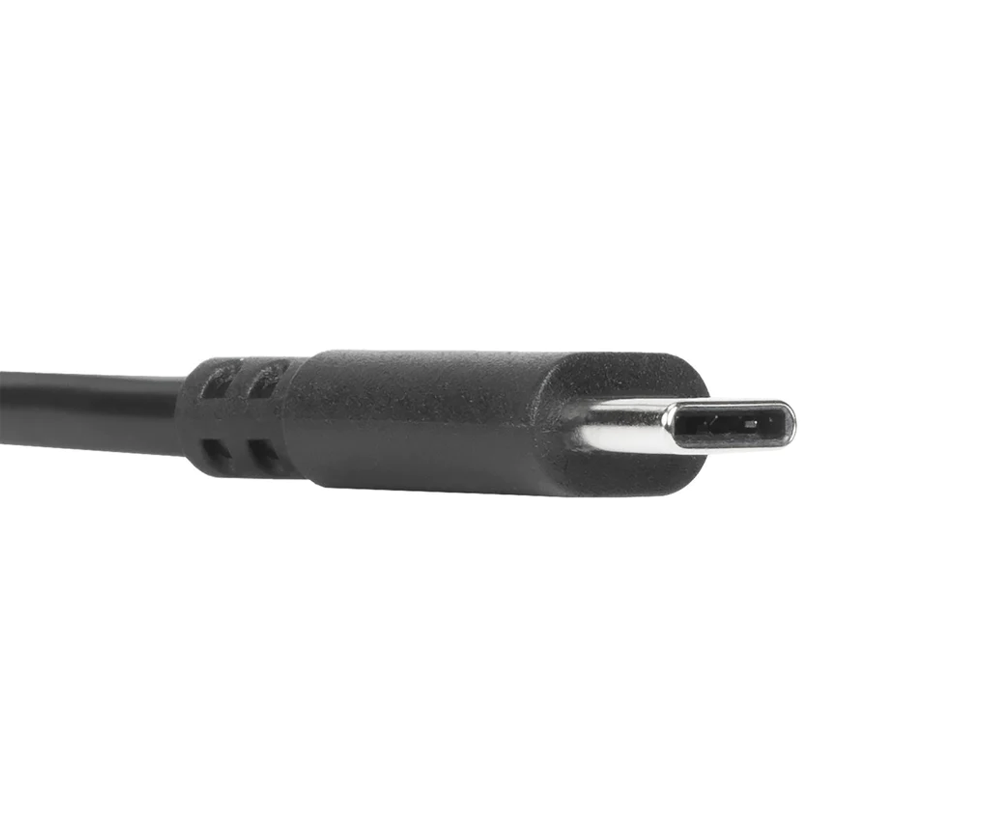 Primer plano de un conector de cable USB-C negro. Está sobre un fondo blanco.