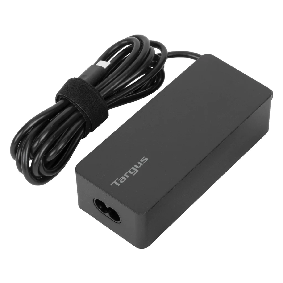 Cargador de portátil Targus negro con cable de alimentación y correa de velcro, sobre superficie blanca.