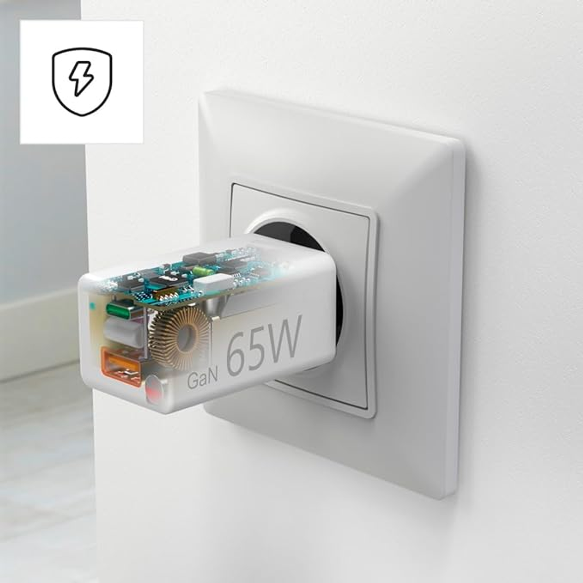 Ein weißes und transparentes 65-W-GaN-Ladegerät, das in eine Steckdose gesteckt ist, mit einem Blitzsymbol.