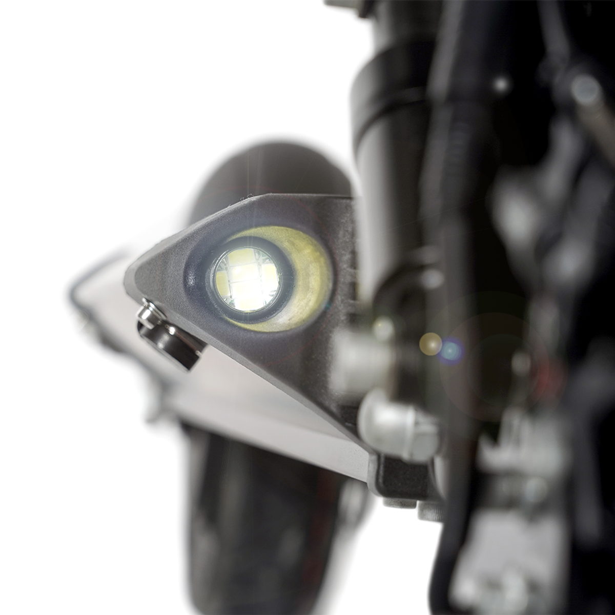 Zbliżenie jasnej diody LED na pojeździe, na rozmytym tle.