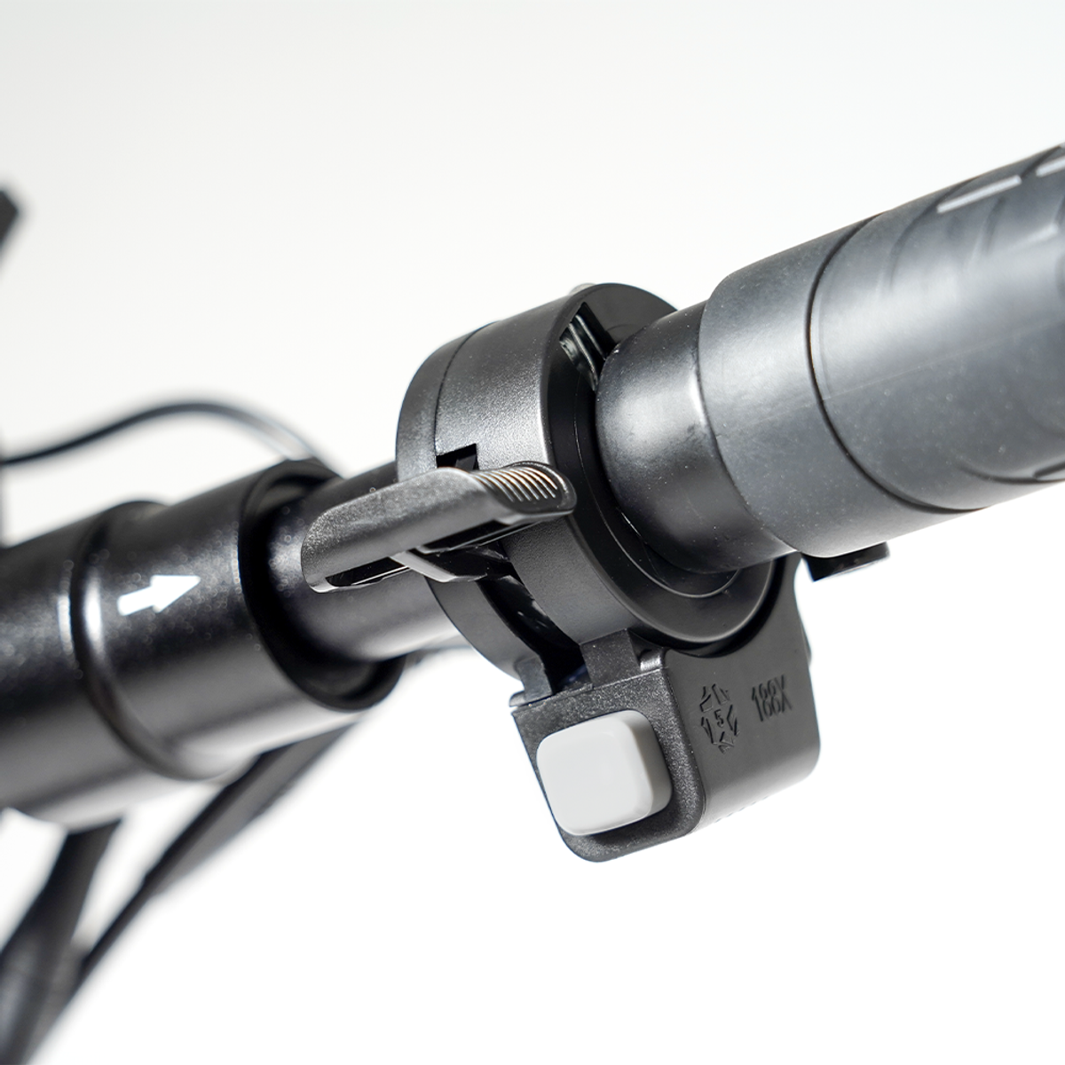 Zbliżenie na kierownicę skutera z przyciskiem sterowania i dźwignią. Białe tło.