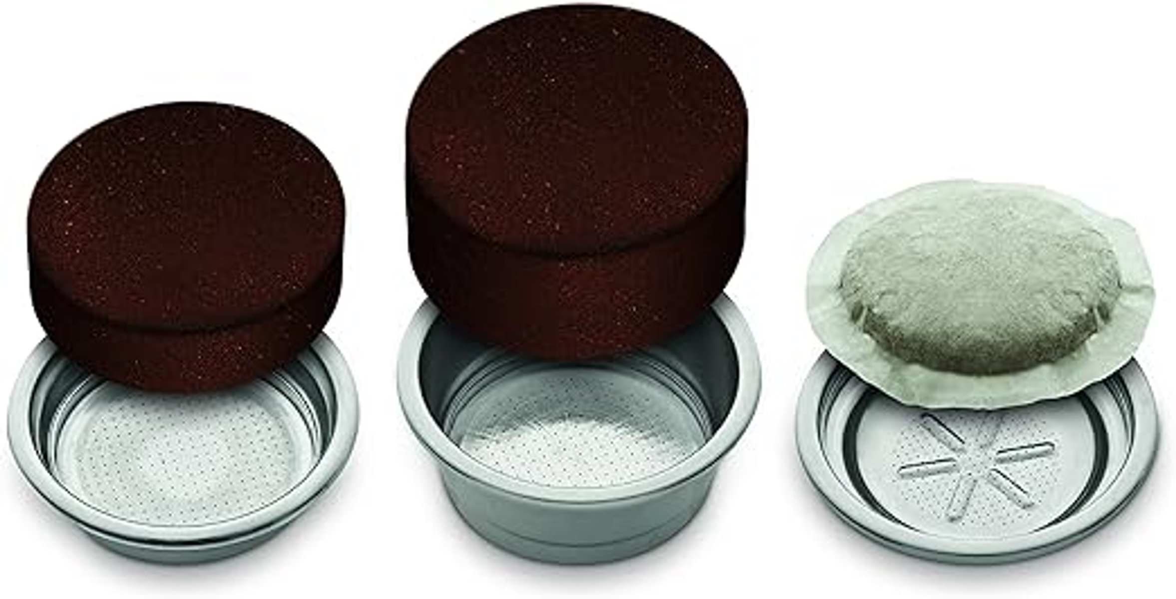 Drei Kaffeepads und ihre Behälter, eines mit Pad eingesetzt, eines mit zwei Pads und eines leer.