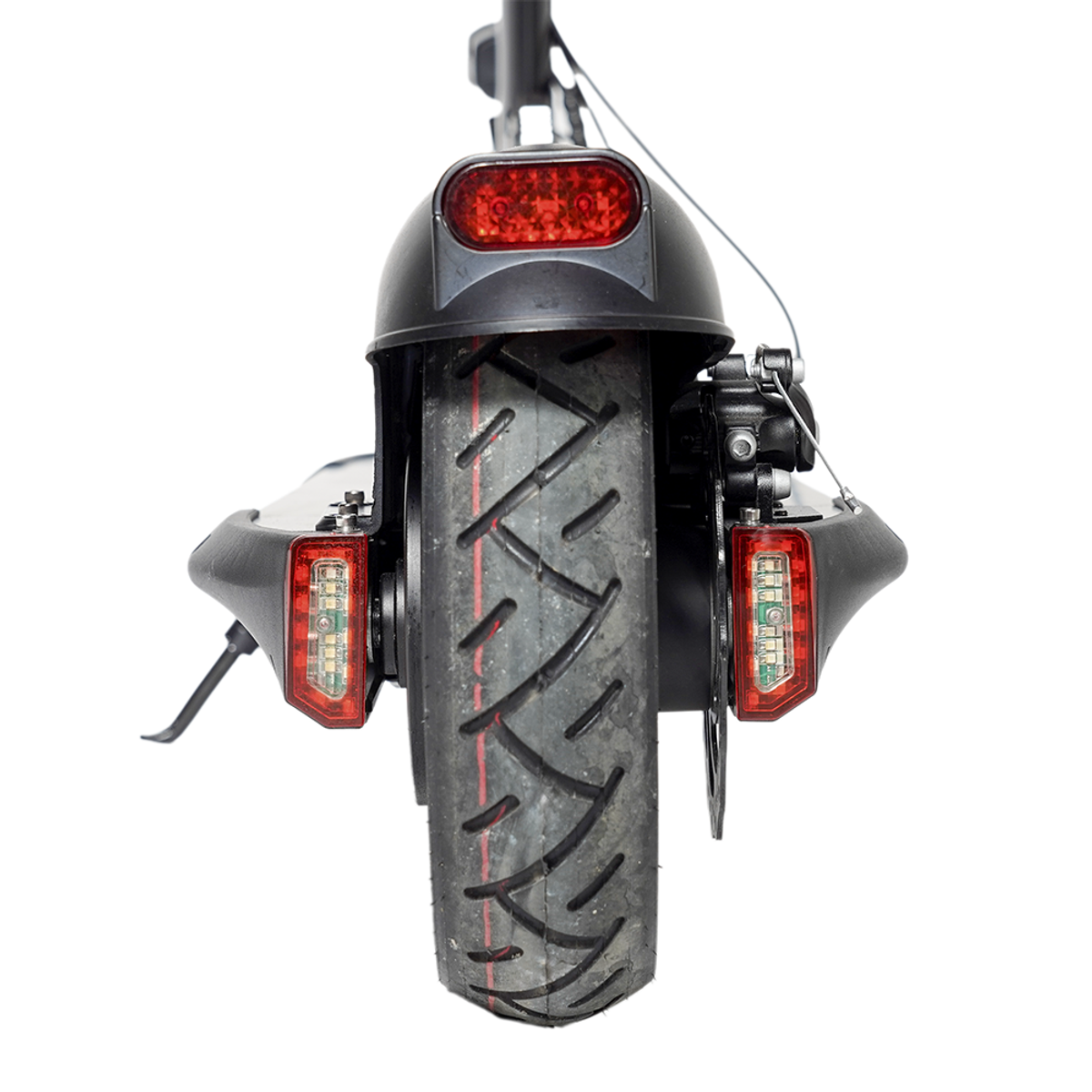 Widok z tyłu czarnej i srebrnej hulajnogi elektrycznej. Ma czerwone światła hamowania i grubą oponę.