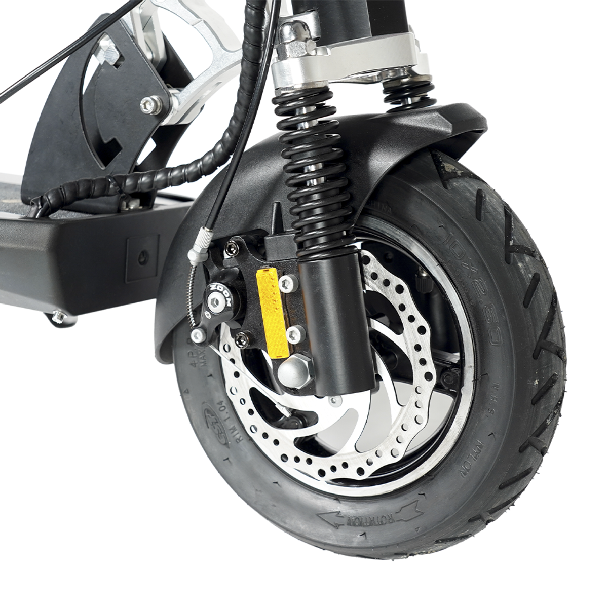 Zbliżenie koła skutera z czarną oponą, hamulcem tarczowym i zawieszeniem.