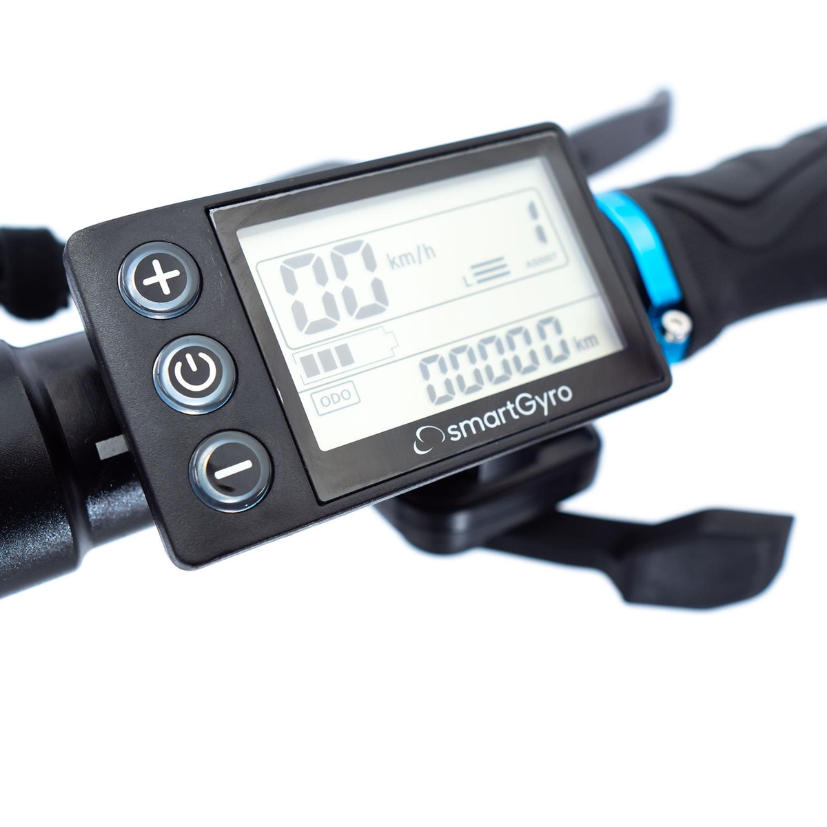 Primer plano de una pantalla de bicicleta eléctrica con velocidad y distancia.