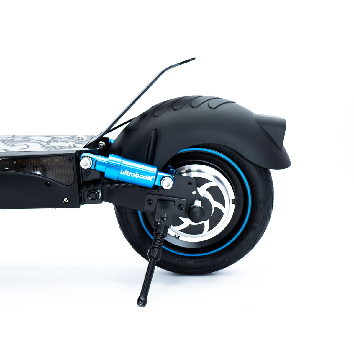 Rueda trasera de un scooter eléctrico negro. Acentos azules. Fondo blanco.