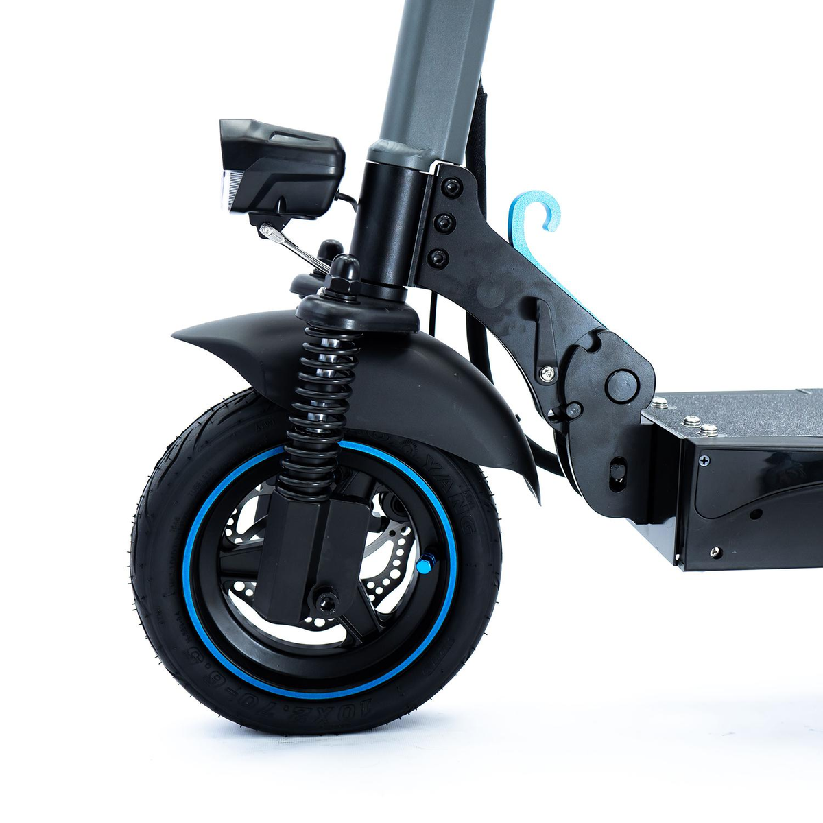 Primer plano de una rueda de patinete eléctrico. Neumático negro con detalles azules, freno de disco y guardabarros.