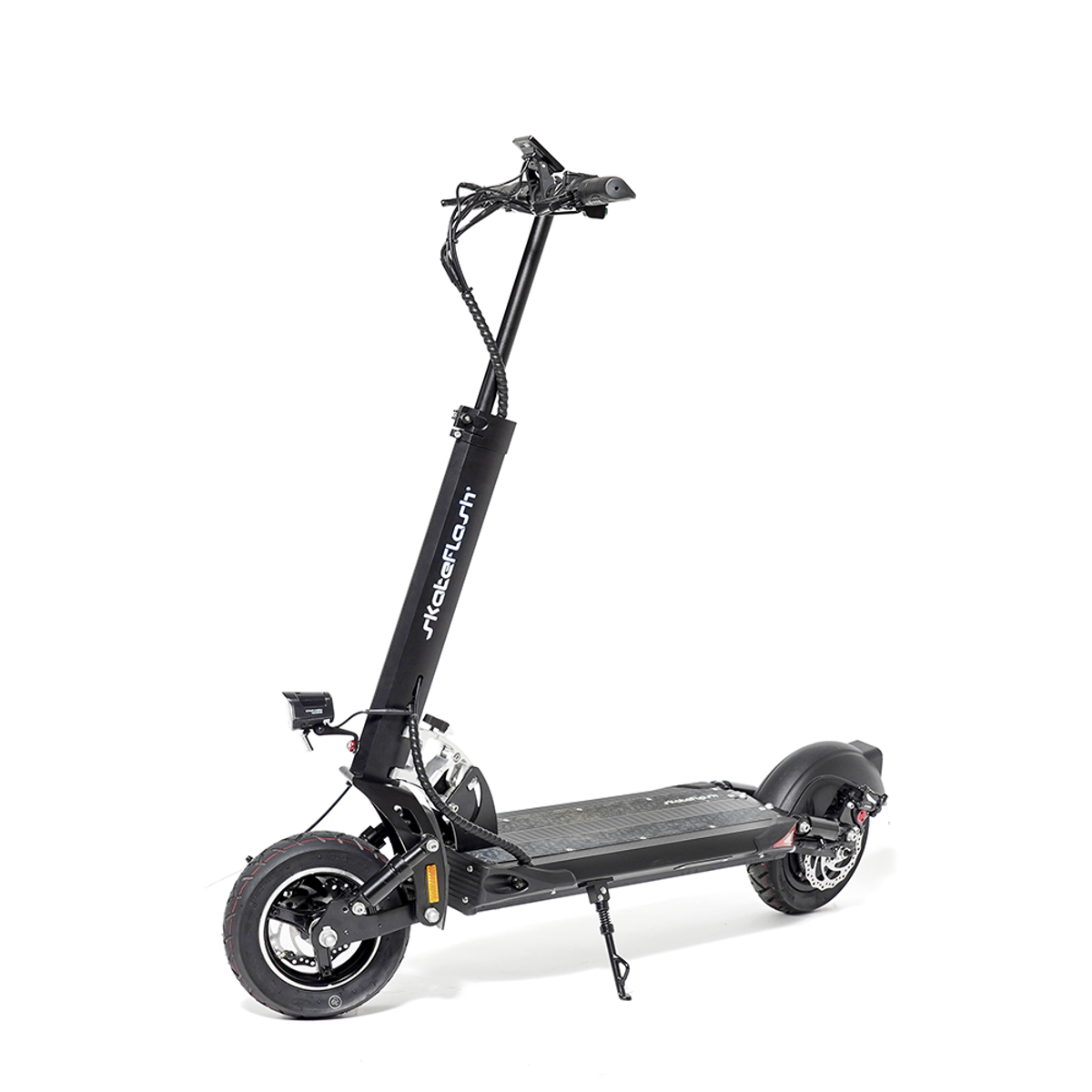 Czarno-srebrna hulajnoga elektryczna na białym tle, z nazwą marki 'SkateFlash'.