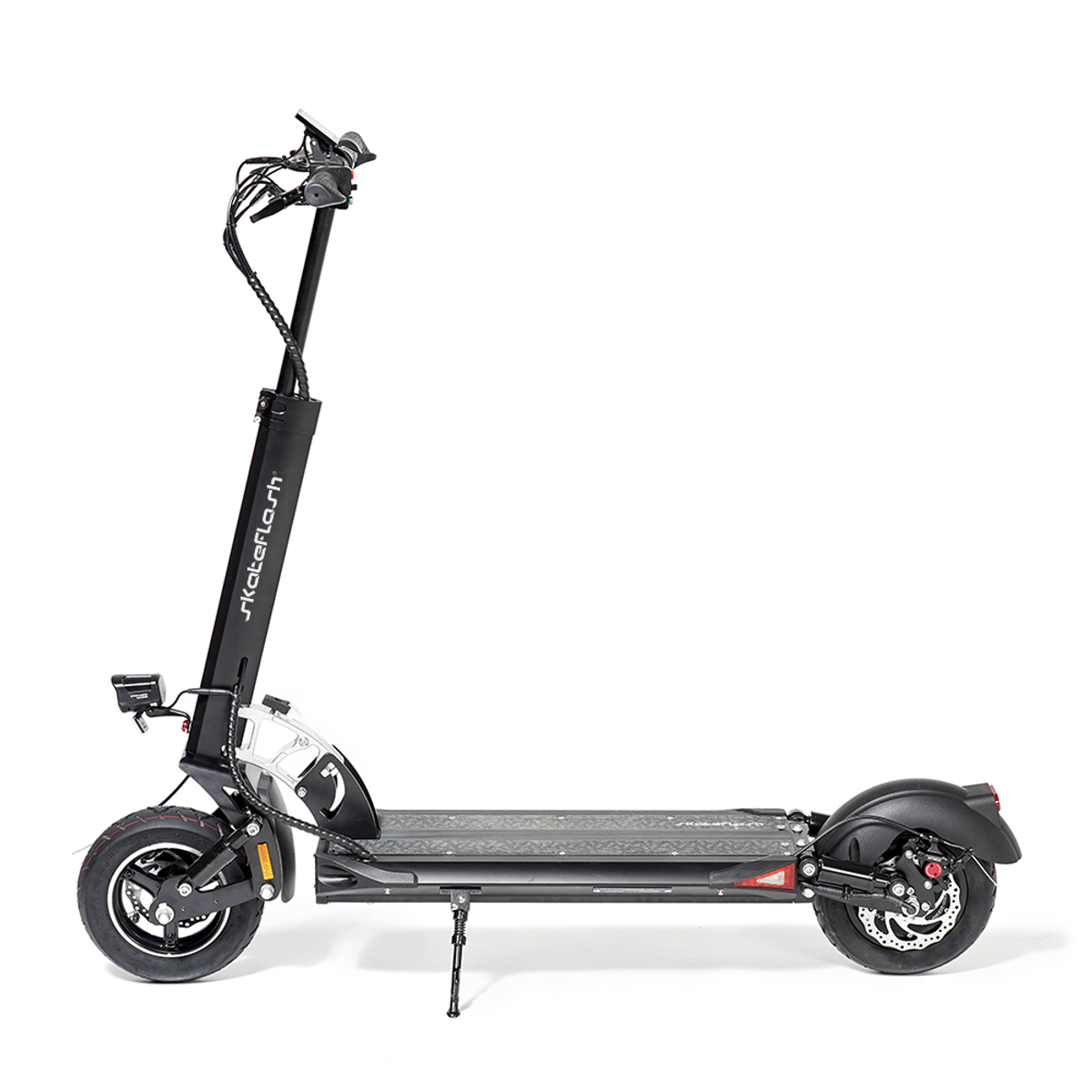 Czarna i srebrna hulajnoga elektryczna na białym tle. Hulajnoga jest włączona.