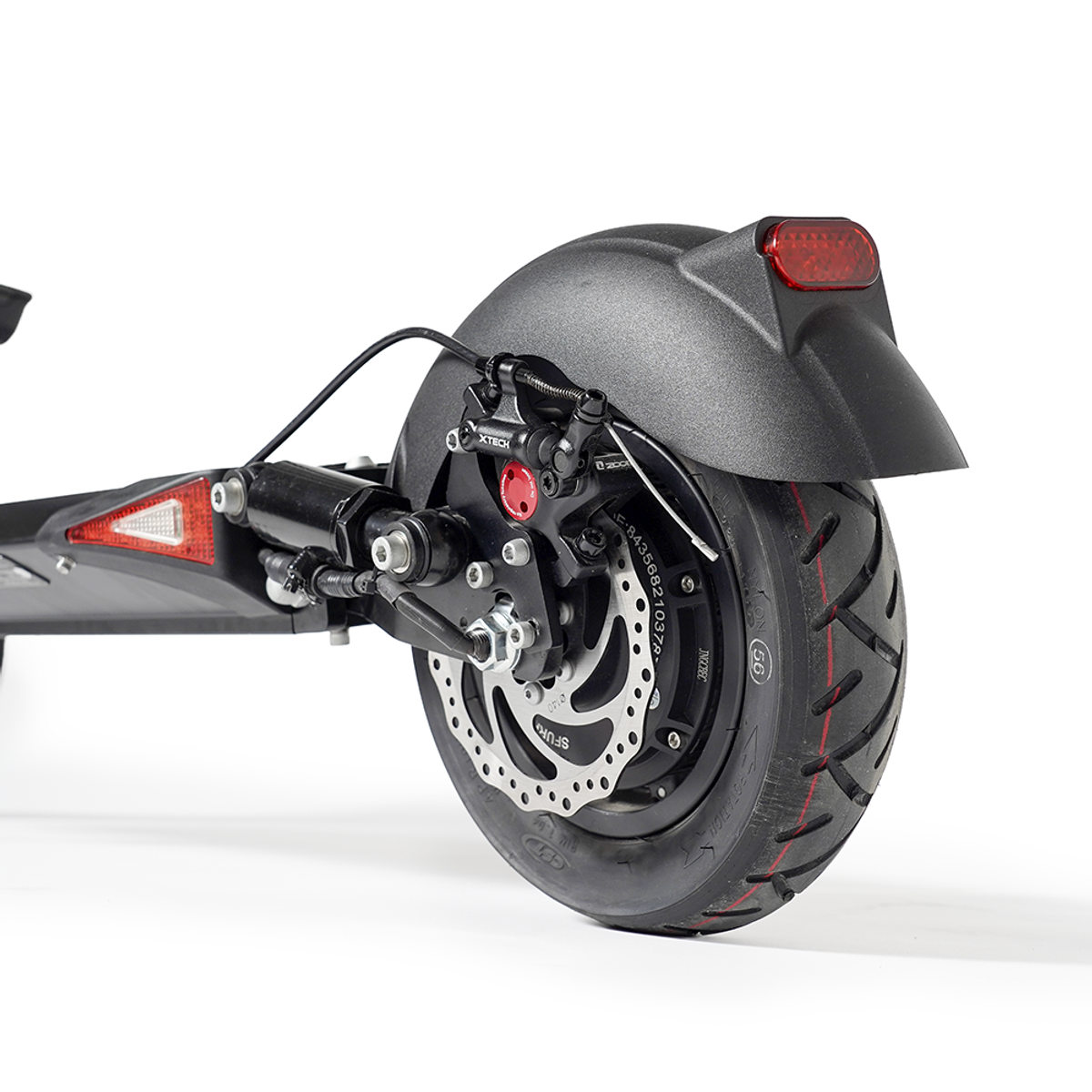 Tylne koło czarnej hulajnogi elektrycznej, z hamulcem tarczowym, czerwonymi światłami i czarnym błotnikiem.