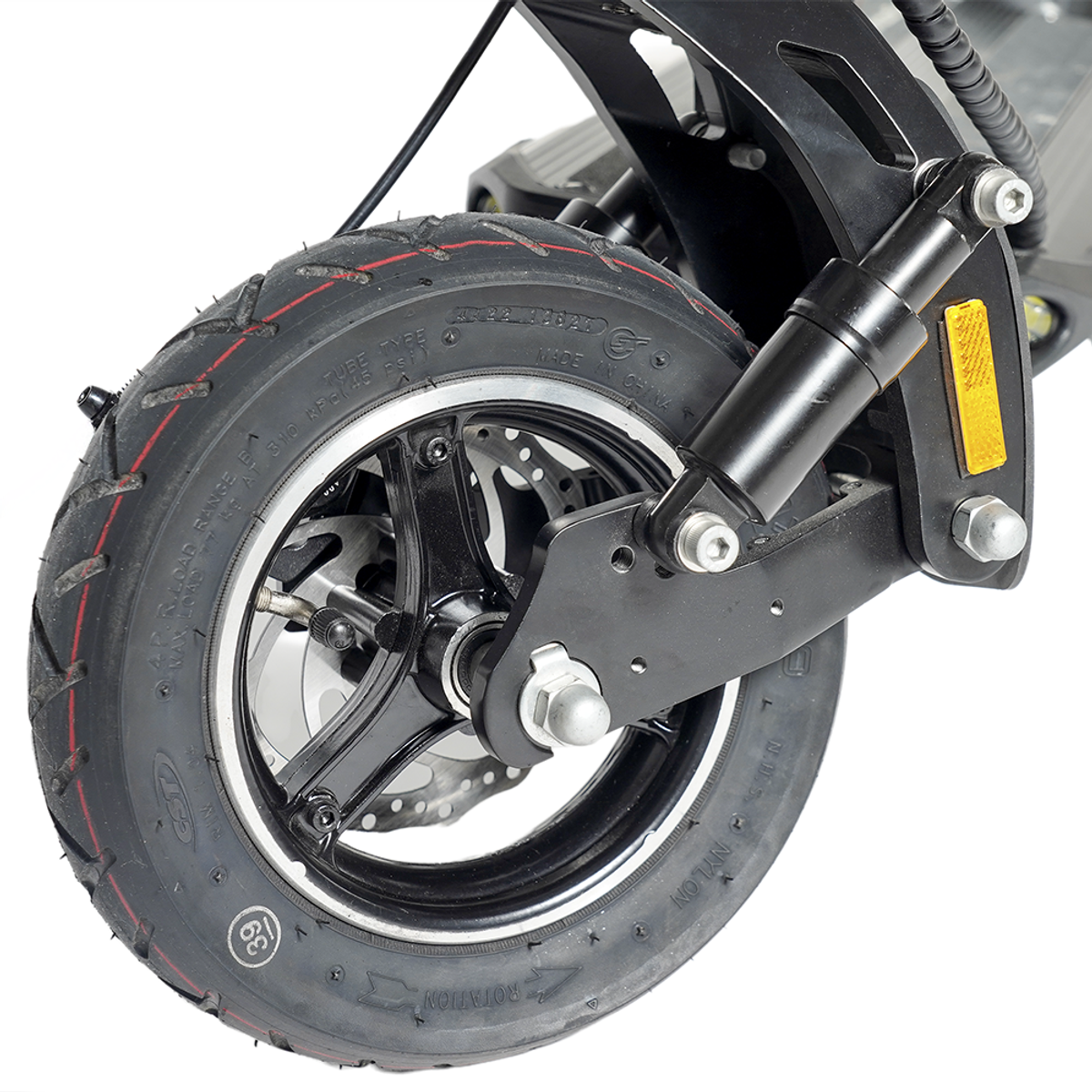 Zbliżenie koła skutera elektrycznego z czarną oponą i srebrną obręczą.