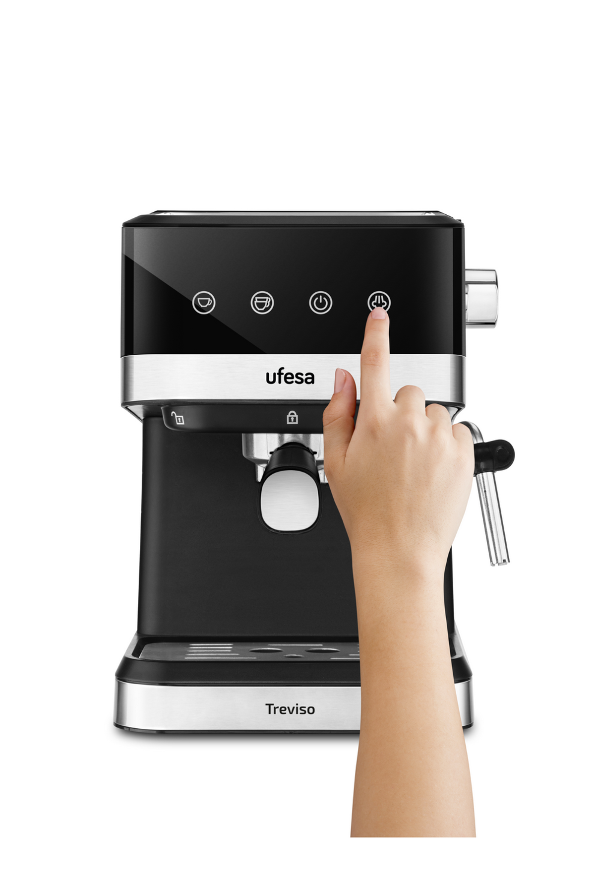 Una mano che preme il pulsante di accensione su una macchina per caffè espresso nera e argentata.