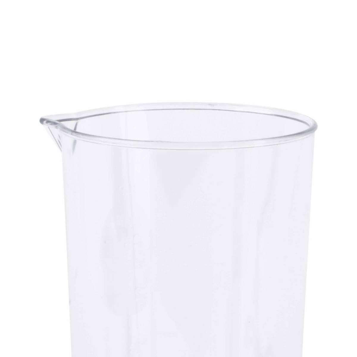 Zbliżenie przezroczystego kubka z miarką. Kubek jest przezroczysty i ma mały dzióbek do nalewania.