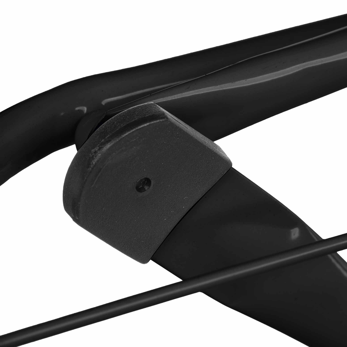 Primer plano de un objeto metálico negro con una pieza de plástico negro adjunta. El objeto está en ángulo.