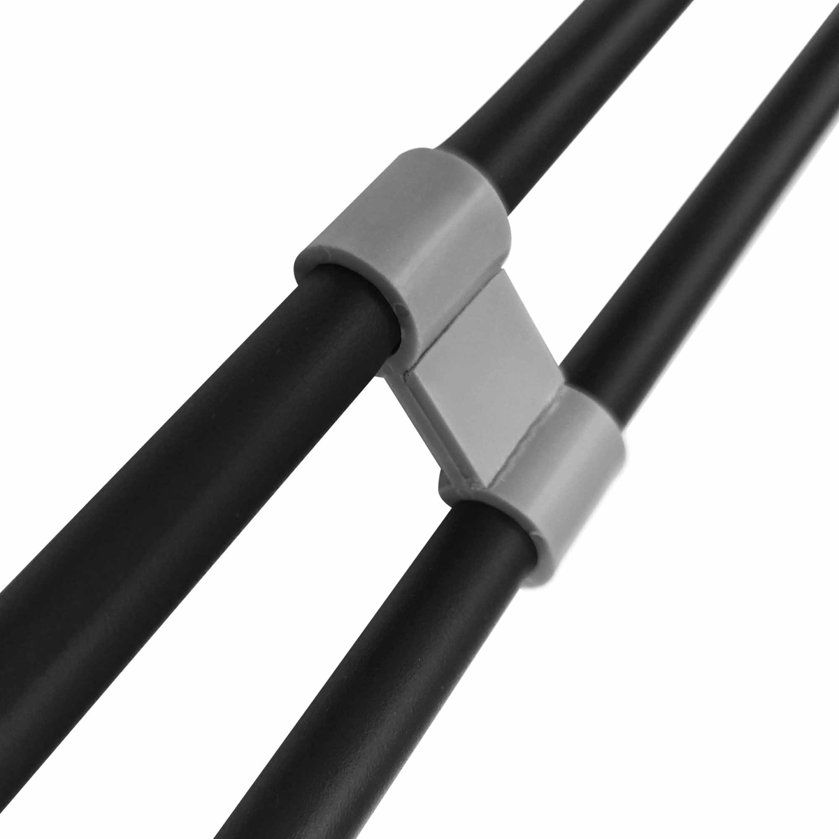 Primer plano de dos postes negros conectados por un conector gris.