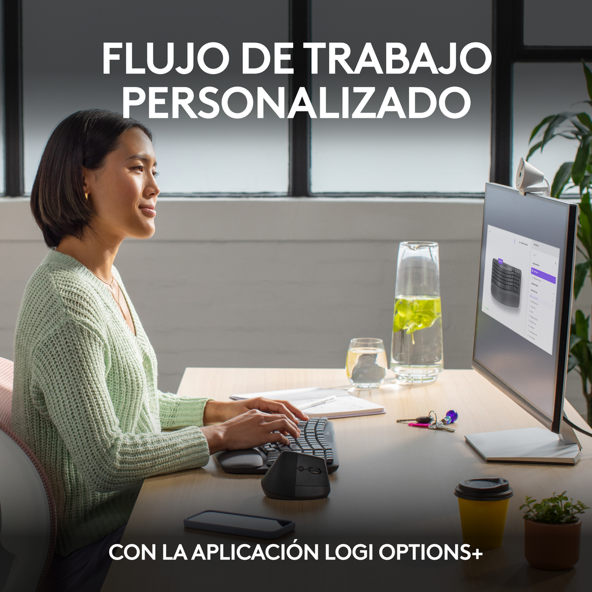 Kobieta pracująca na komputerze. Na ekranie widoczny jest tekst w języku hiszpańskim. Jest monitor, klawiatura i mysz.