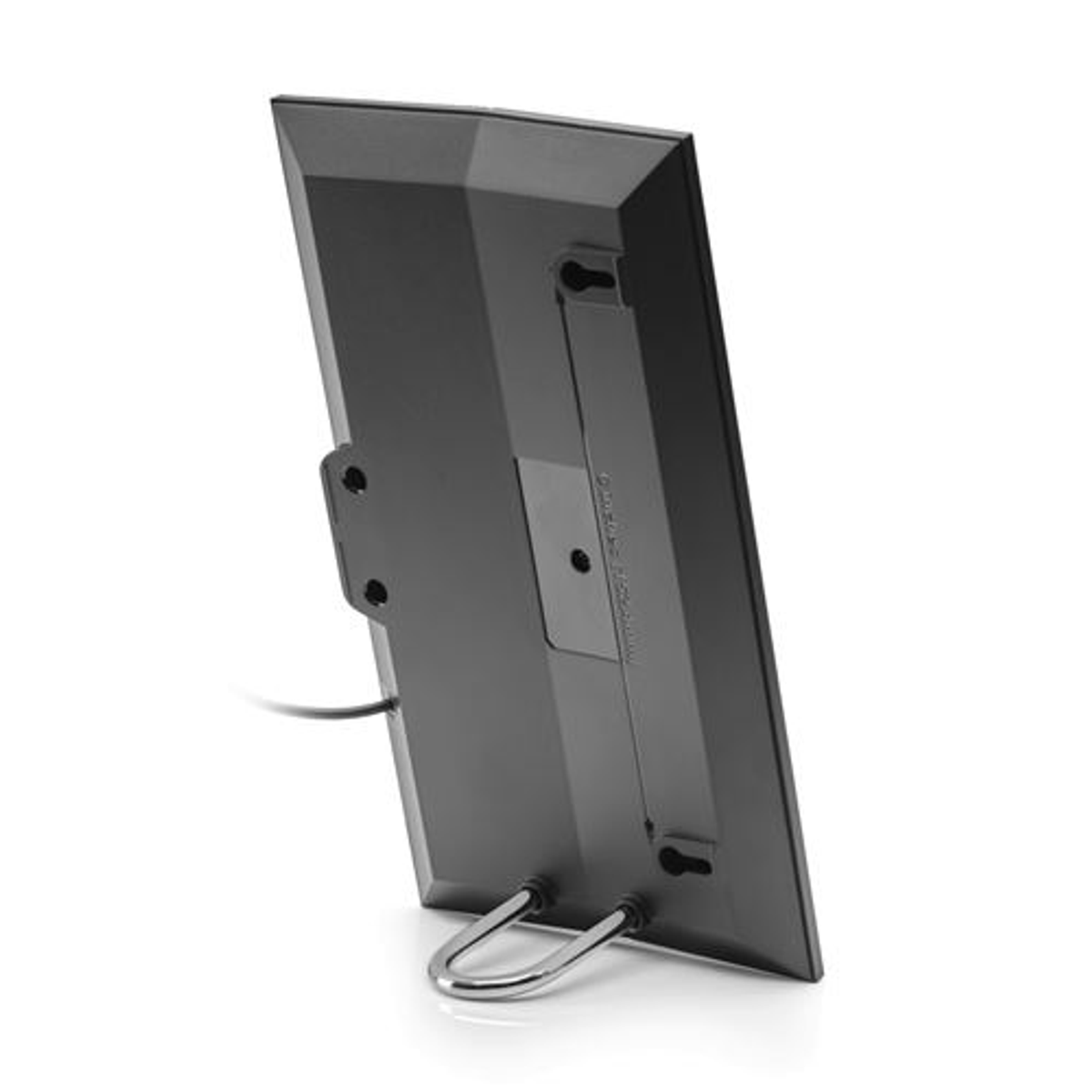 La parte posterior de una antena negra, con soporte y cable, sobre un fondo blanco.