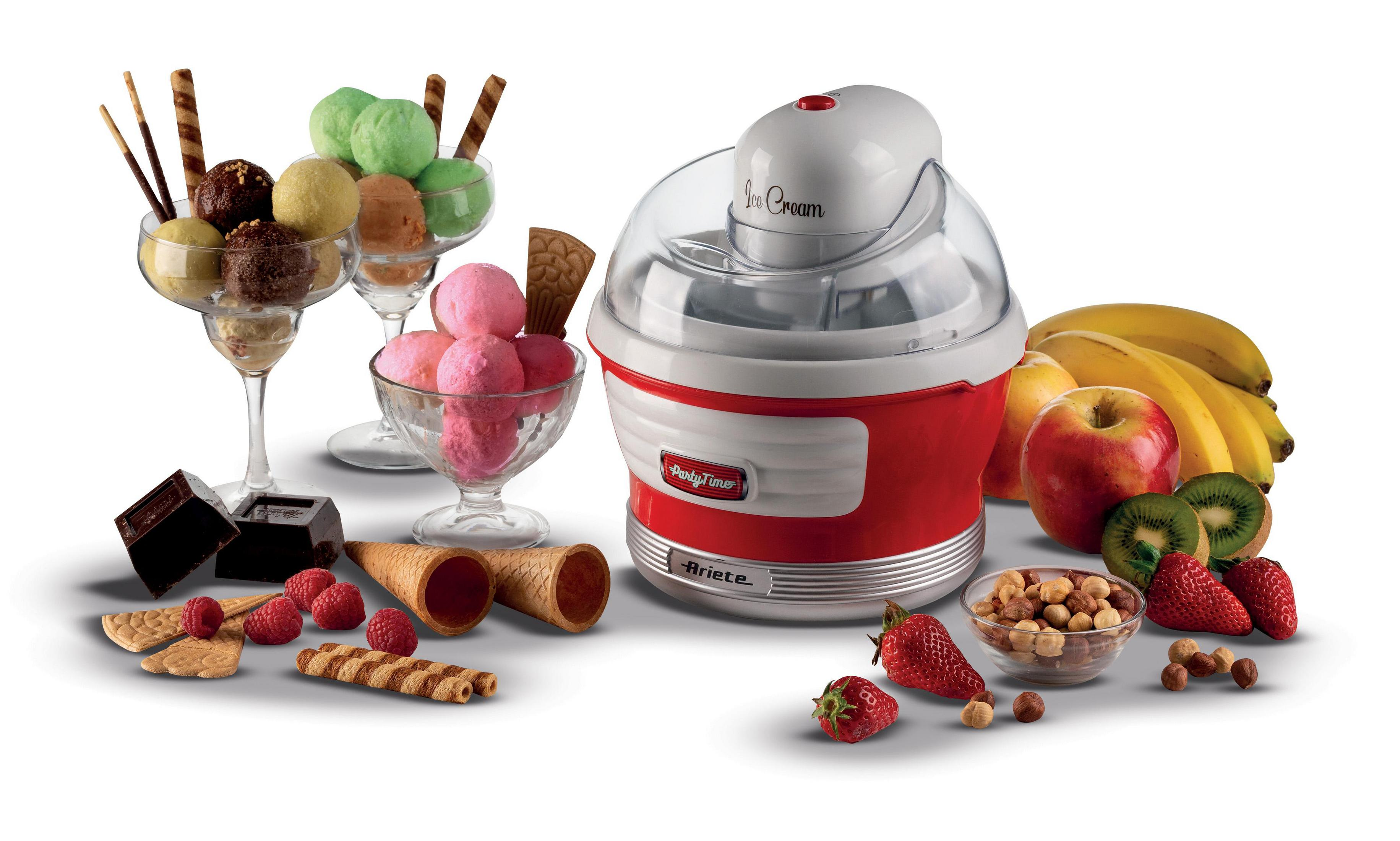 Eismaschine mit verschiedenen Eissorten, Waffeln und Früchten, darunter Bananen, Äpfel und Erdbeeren.