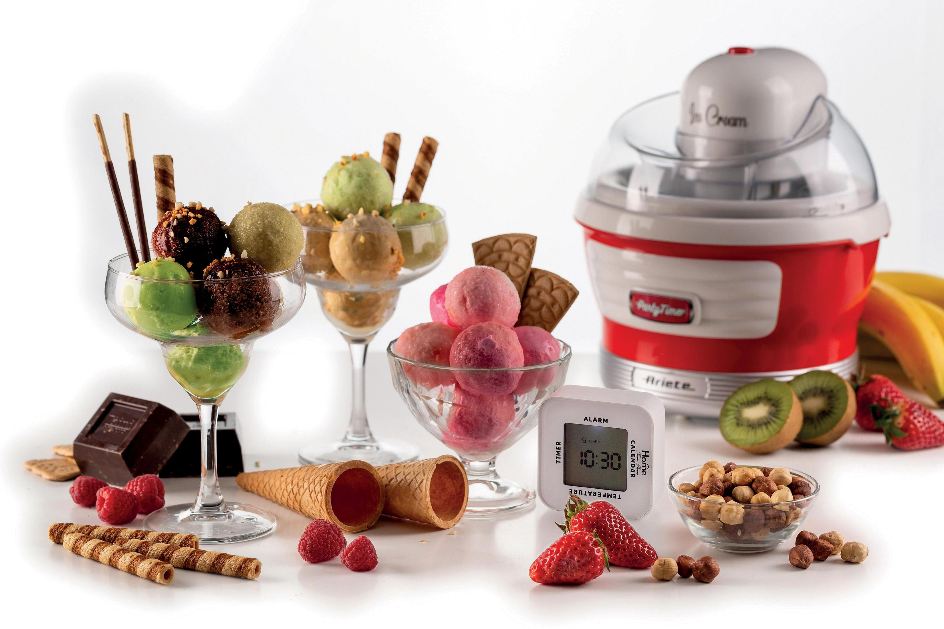 Eismaschine mit Eis und Toppings. Inklusive Früchte, Waffeln und Schokolade.